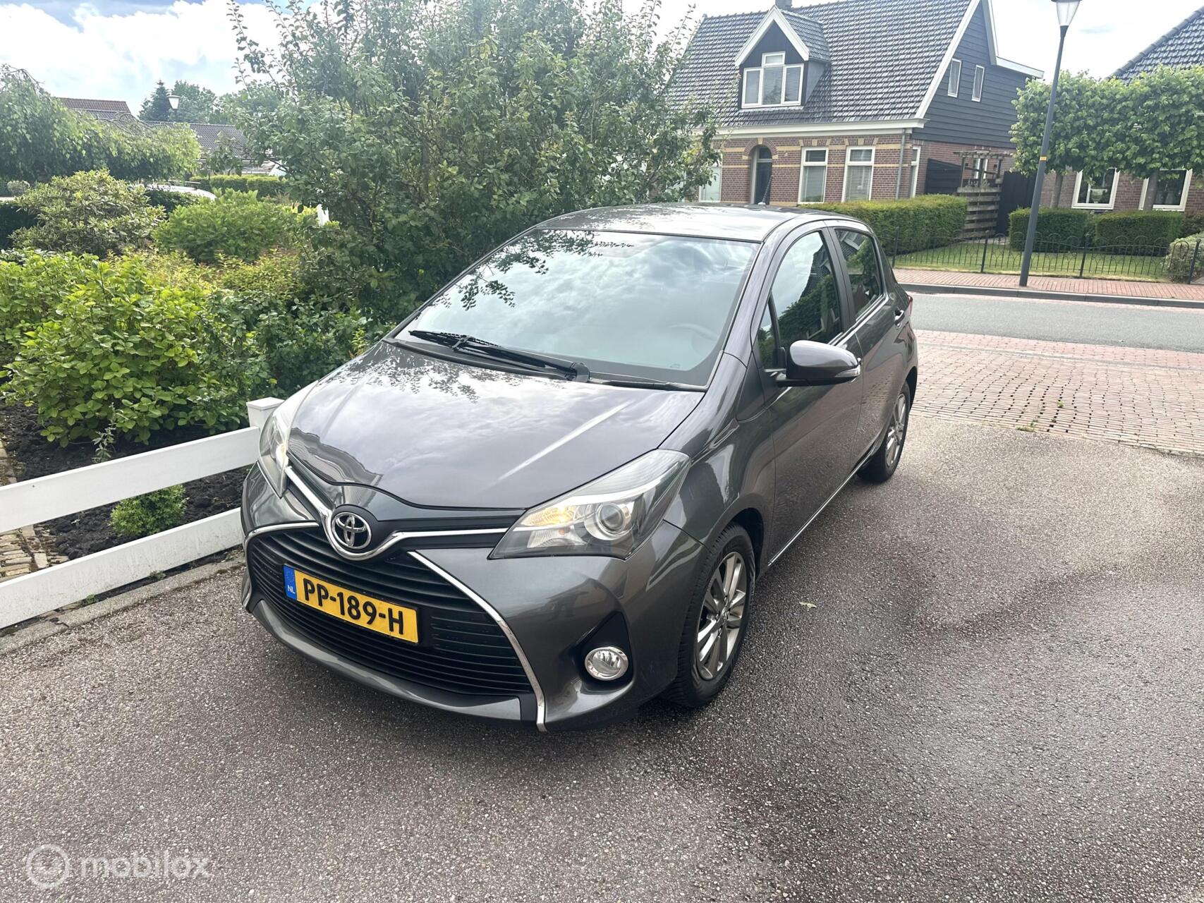 Toyota Toyota Yaris 1.0 VVT-i Style 5-DEURS AIRCO ACHTERUITRIJ CAMERA BLUETOOTH CRUISE CONTROLE COMPLETE BETROUWBARE AUTO!! 2015 - voorkant