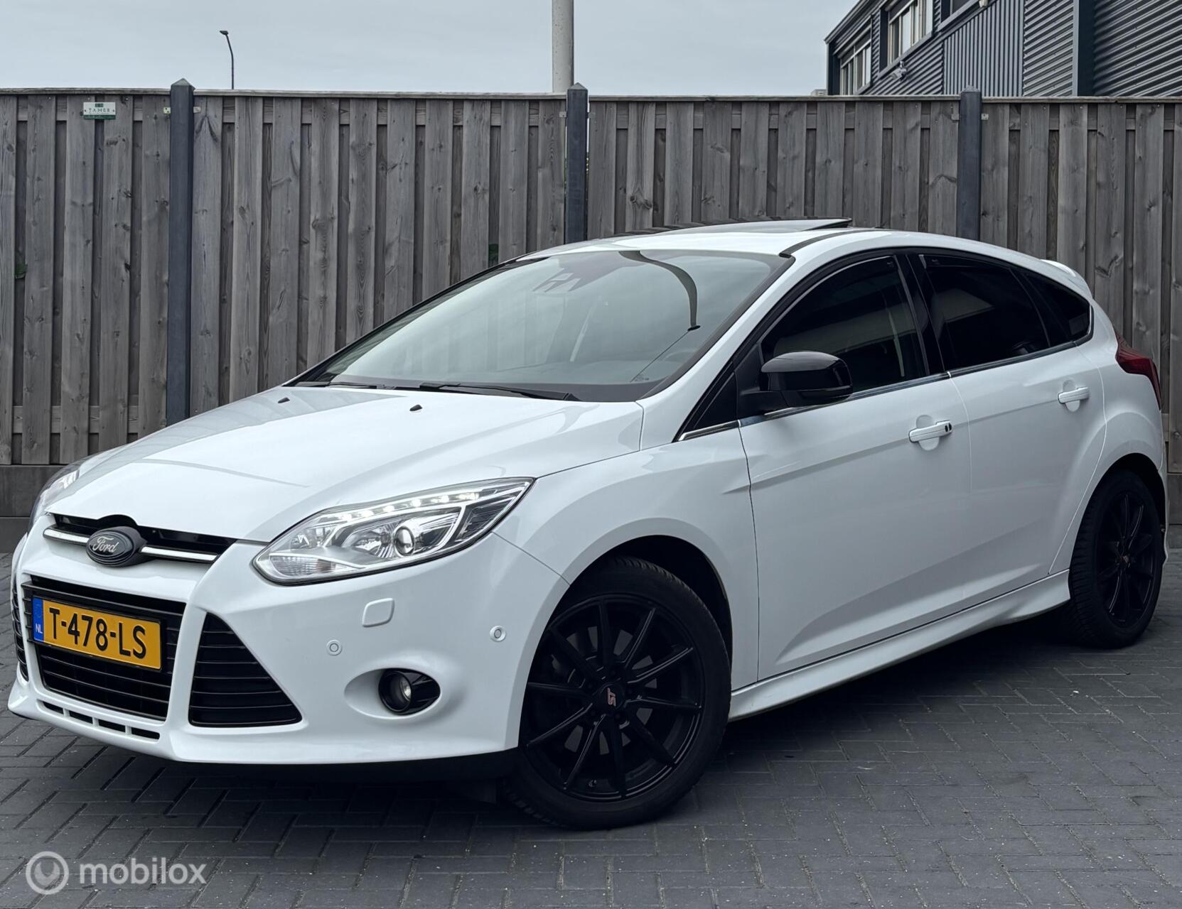 Ford Focus 1.6 EcoBoost Titanium/SCHUIFDAK/NW DISTRUBUTIE/ 2011 - voorkant