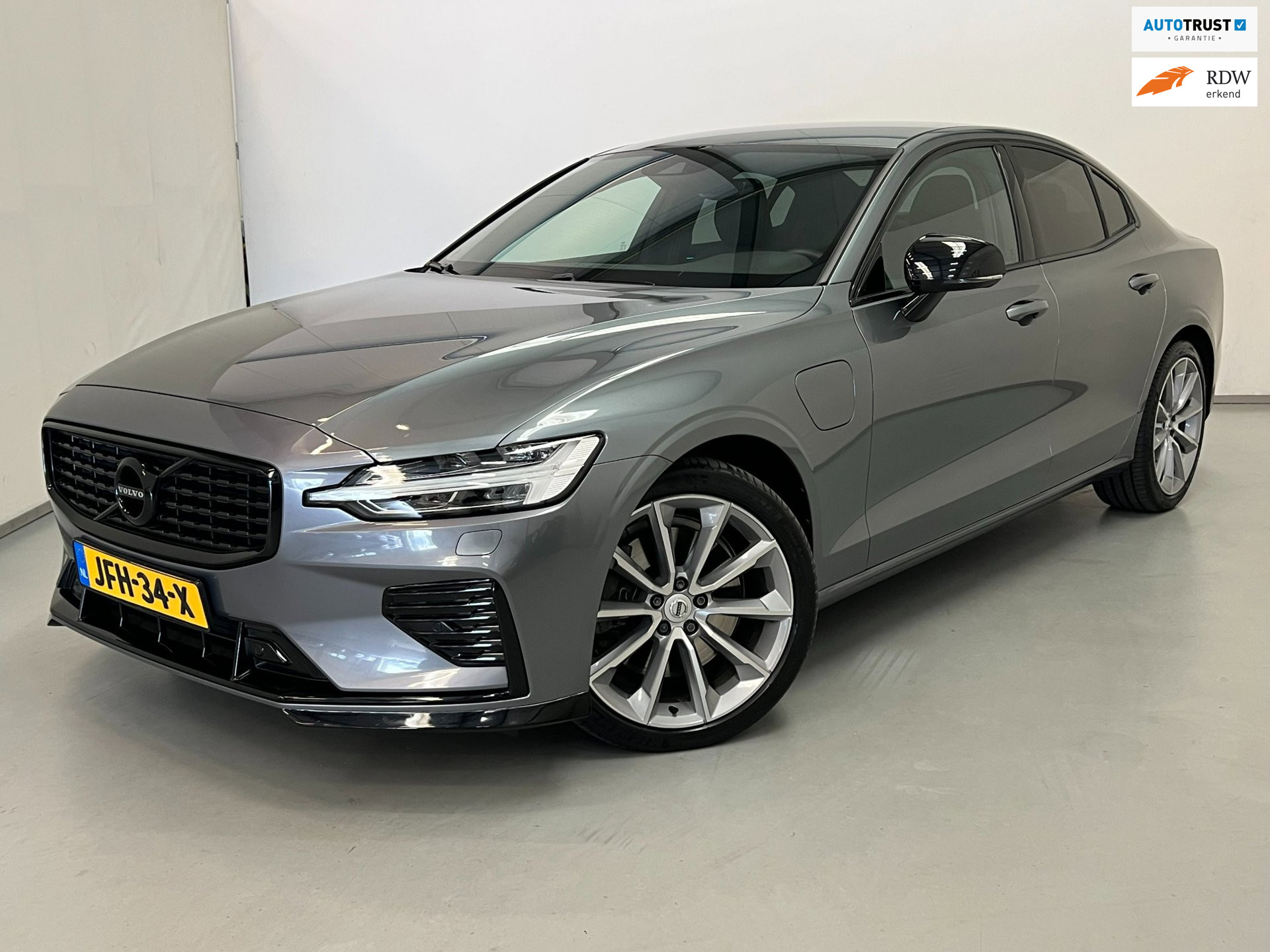 Volvo S60 2.0 Recharge T8 AWD R-Design / Harman / Trekhaak 2021 - voorkant