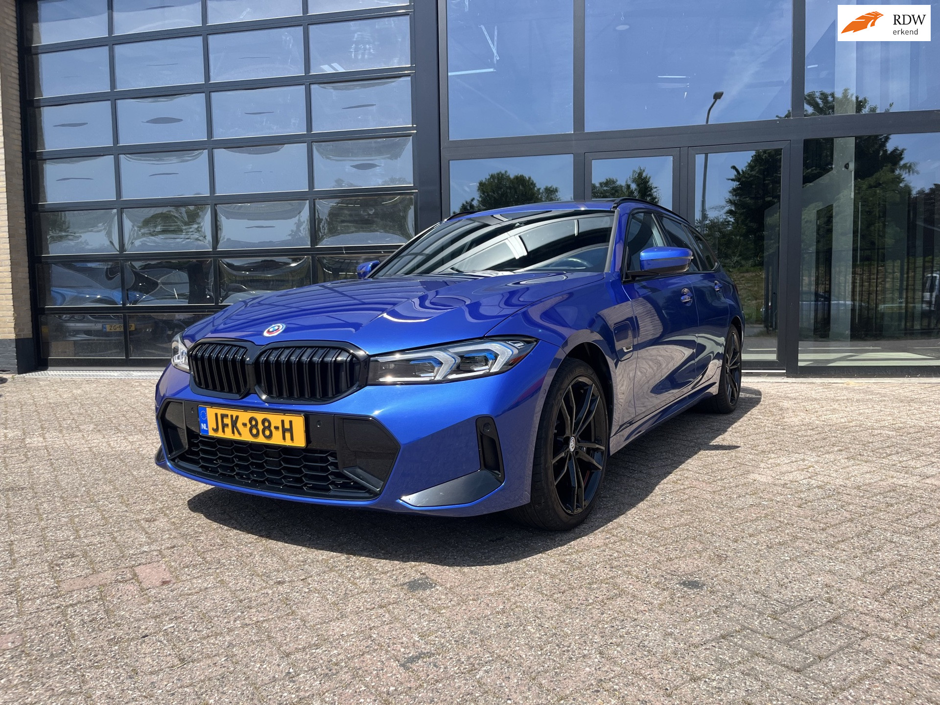 Foto van BMW 330E XDRIVE