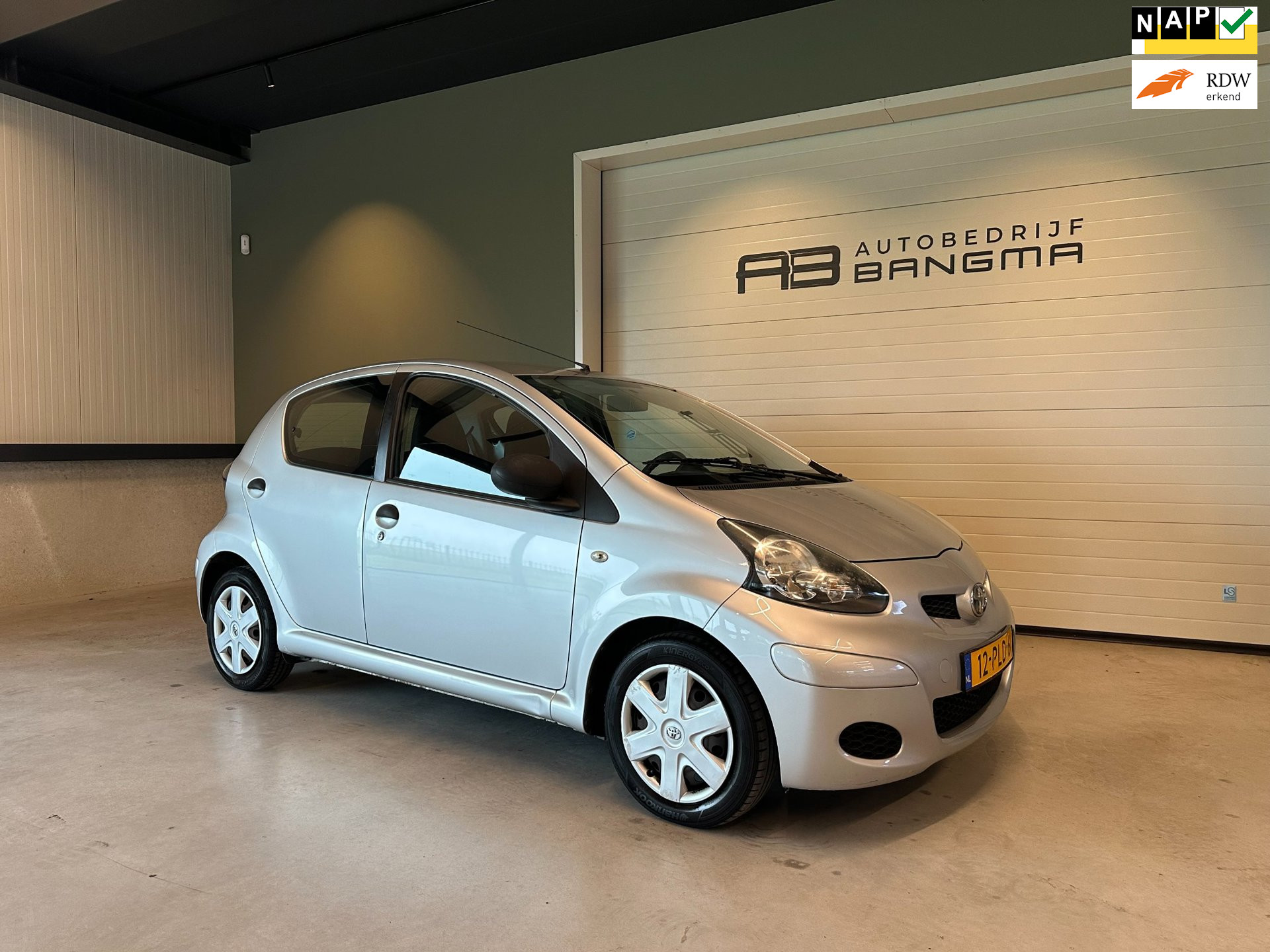 Toyota Toyota Aygo 1.0-12V 5-DEURS ACCESS-uitv|AIRCONDITIONING|STUURBEKRACHTIGING|ISOFIX|nieuwe APK+O.H.BEURT BIJ AFLEVERING|ZEER ZUINIG! 2011 - voorkant
