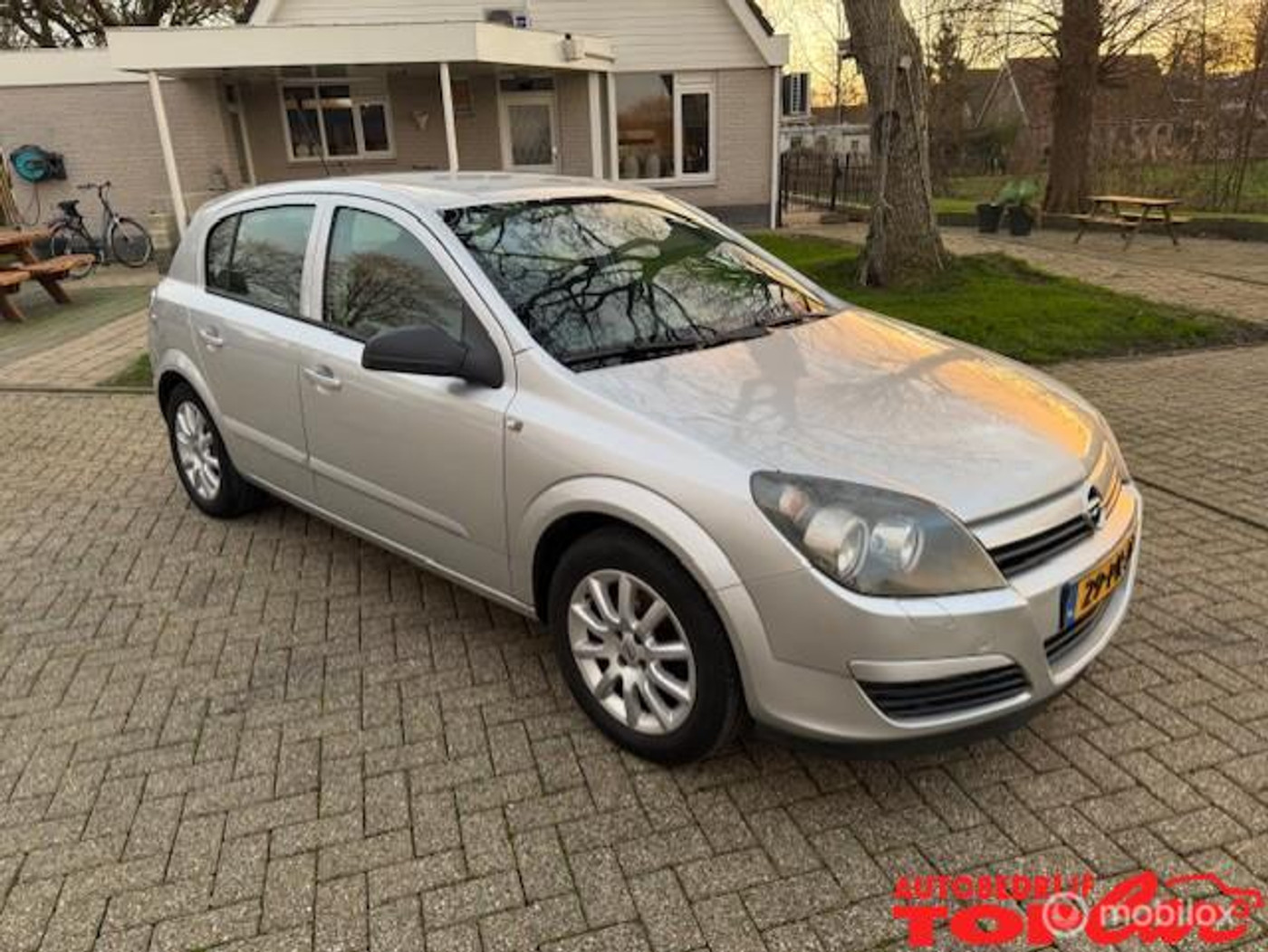 Opel Astra 1.6 Enjoy van de 2e eigenaar ""Apk 10-10-2026"" 2004 - voorkant