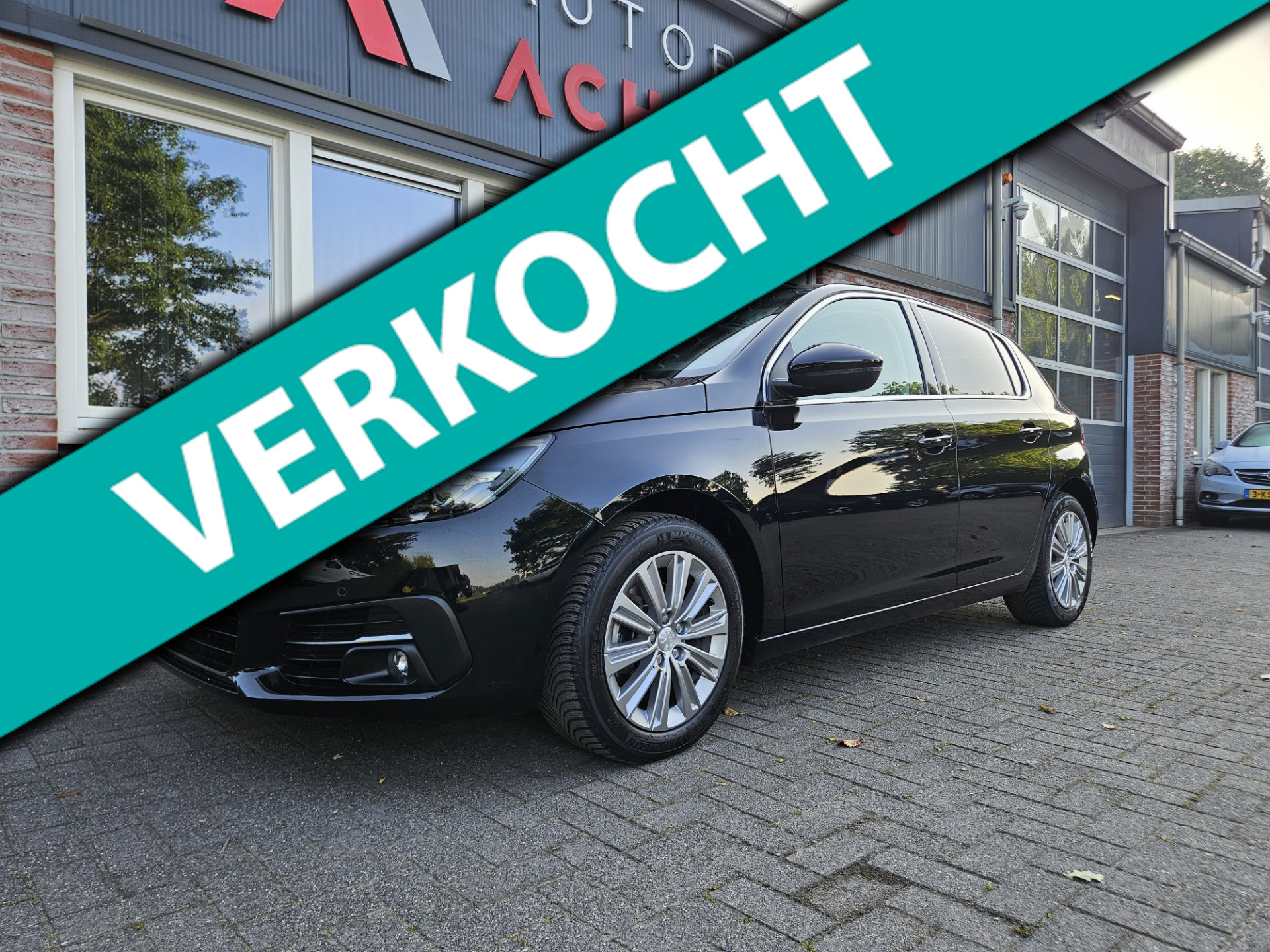 Peugeot 308 1.2 PureTech Blue Lease Premium Automaat! Panoramadak! Dealer Onderhouden! NAP! Navigatie! 2019 - voorkant