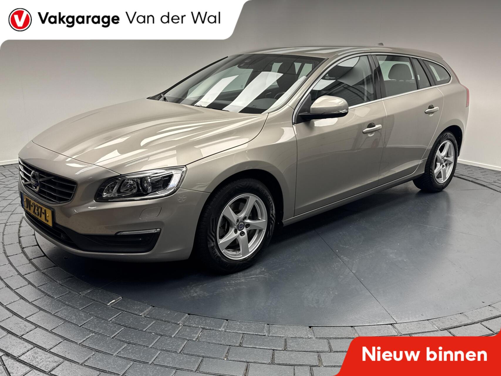 Volvo V60 2.0 D2 Nordic+ Trekhaak-Navigatie-Cr.contr-Clima-Stoelverwarming-Parkeersensoren-Lm16''velgen 2016 - voorkant