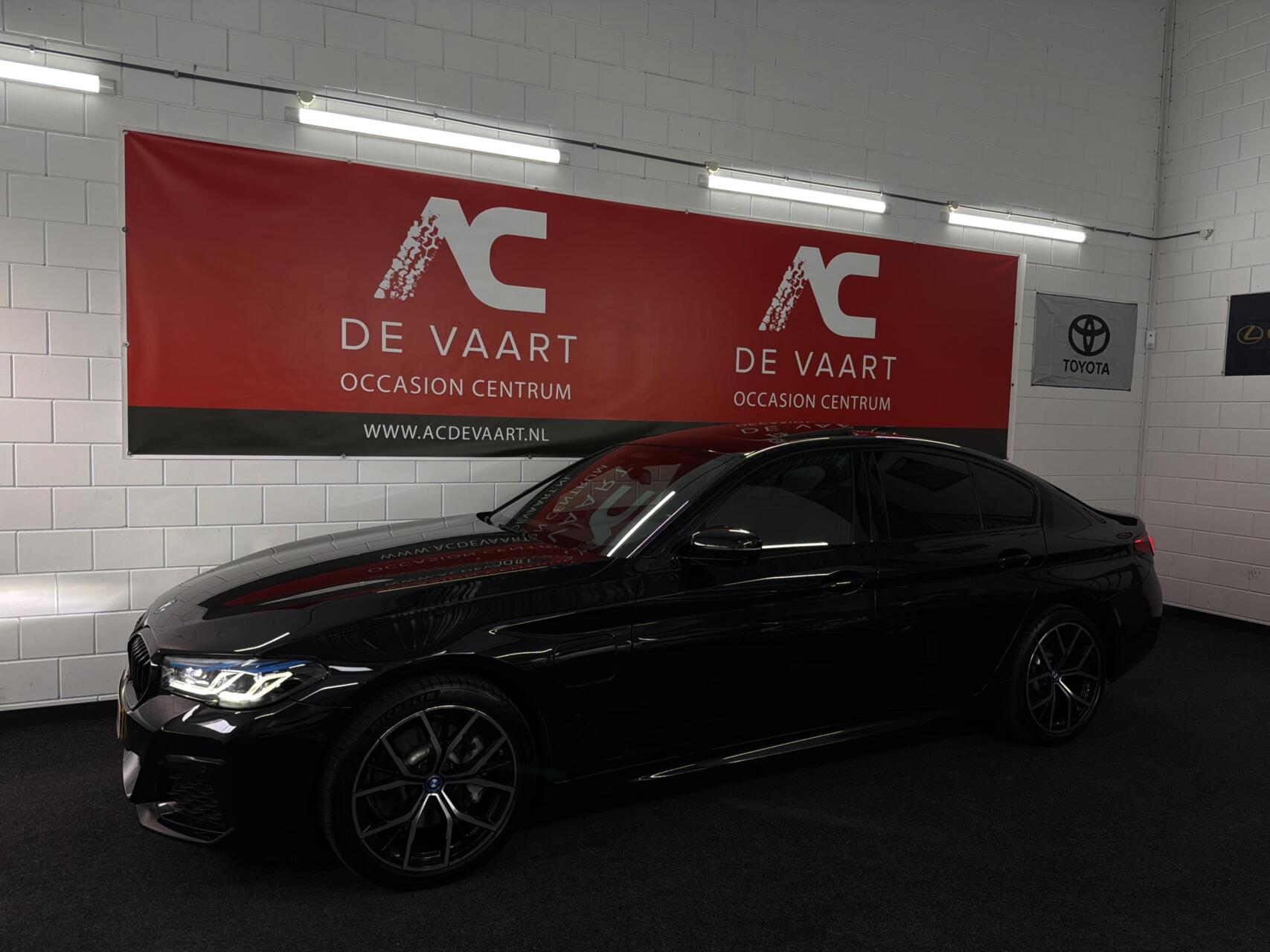 BMW 530e 530e High Executive - M-SPORT/LASER/CAM/DAK/NAP 2022 - voorkant