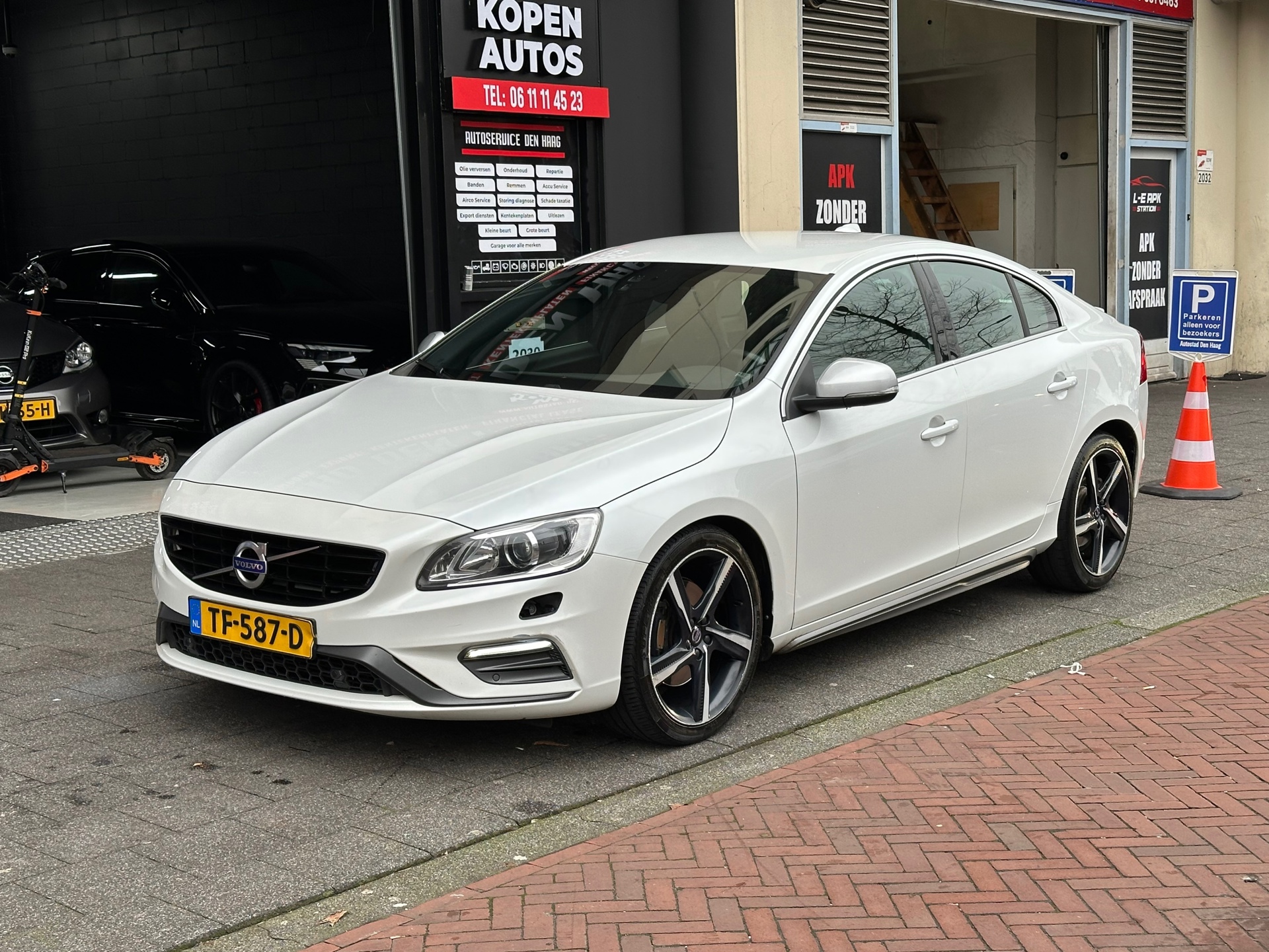 Volvo S60 2.0 D5 Summum Aut Leer Navi Clima 2015 - voorkant