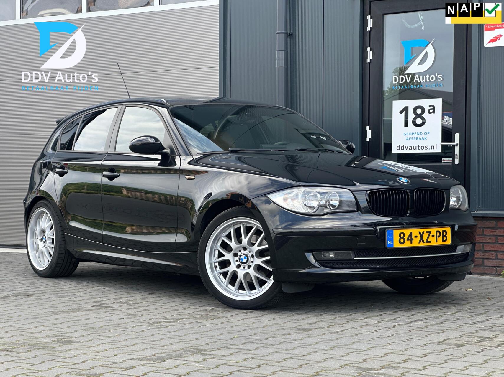 BMW 1er Reihe 118i/143pk High Executive|NAP|Schuif-/Kanteldak|PDC|Cruise|Climate Control|Bruin Leder|Navi|Zwarte Hemel|18" LMV 2007 - voorkant