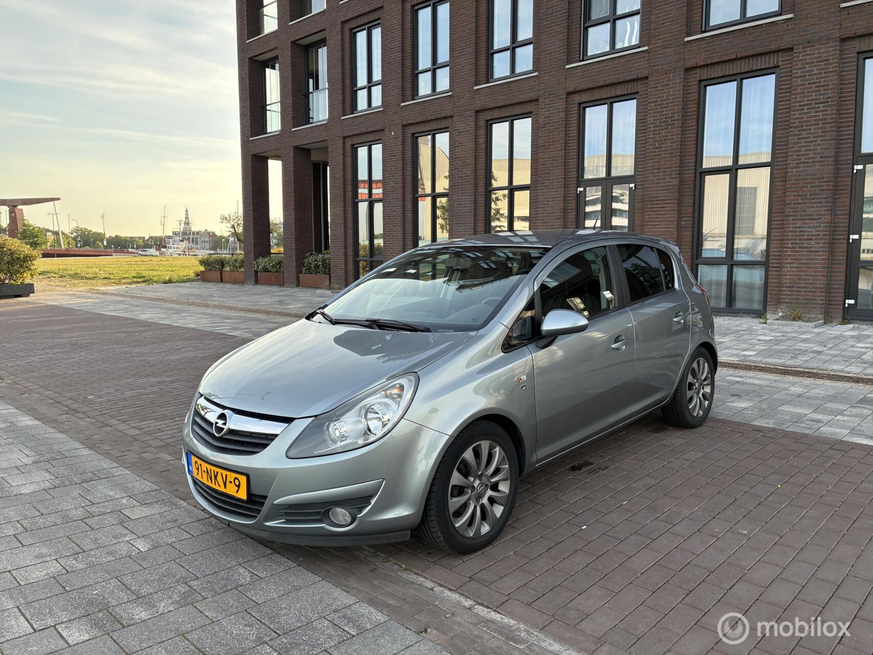 Opel Corsa 1.4-16V 111 Edition Airco Carplay Cruise NAP! 2010 - voorkant