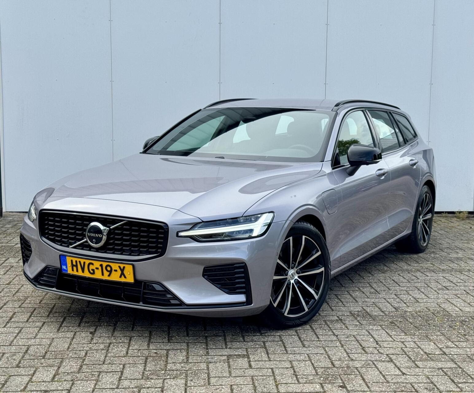 Volvo V60 2.0 T6 Plug-in hybrid AWD Plus Dark 2025 - voorkant