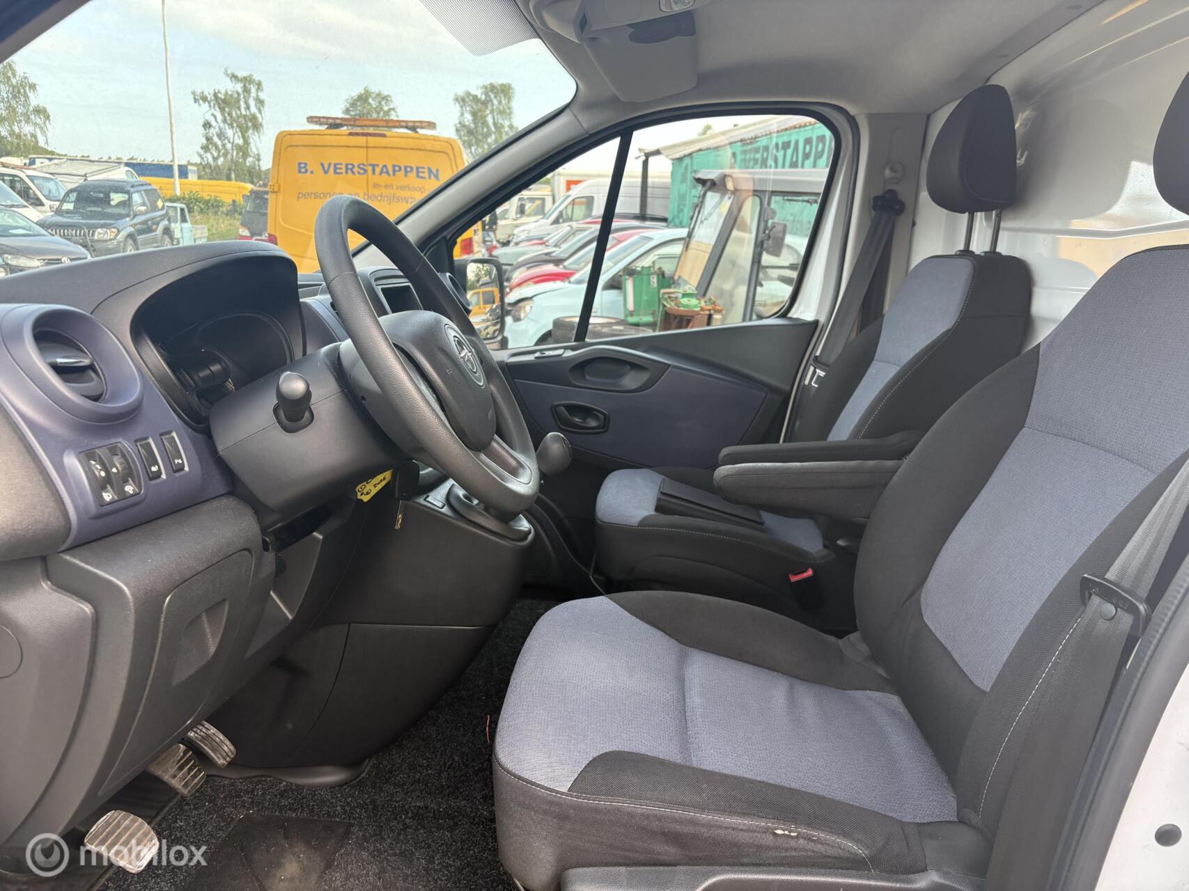 Foto van Opel Vivaro-b