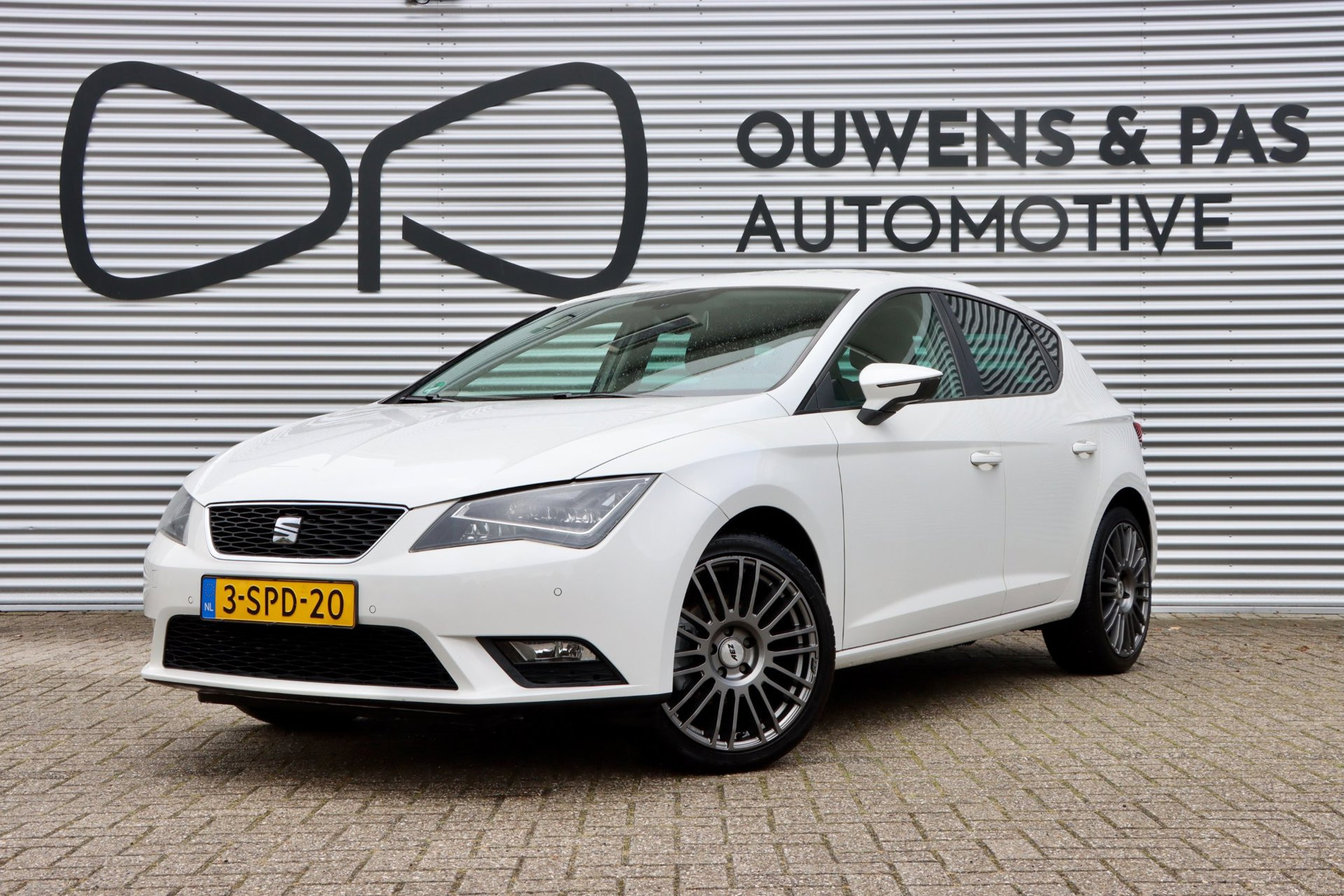 Seat Leon 1.2 TSI Style Business | NAVIGATIE | AIRCO | CRUISE 2013 - voorkant