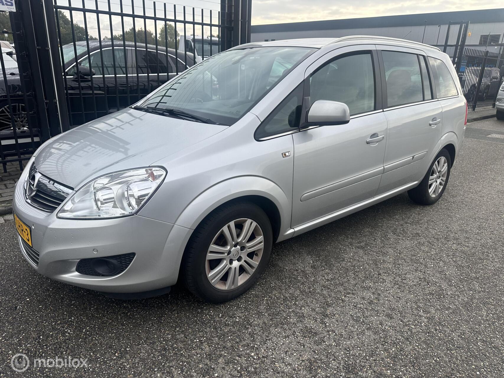Opel Zafira 1.8 Cosmo 7 persoons 2010 - voorkant