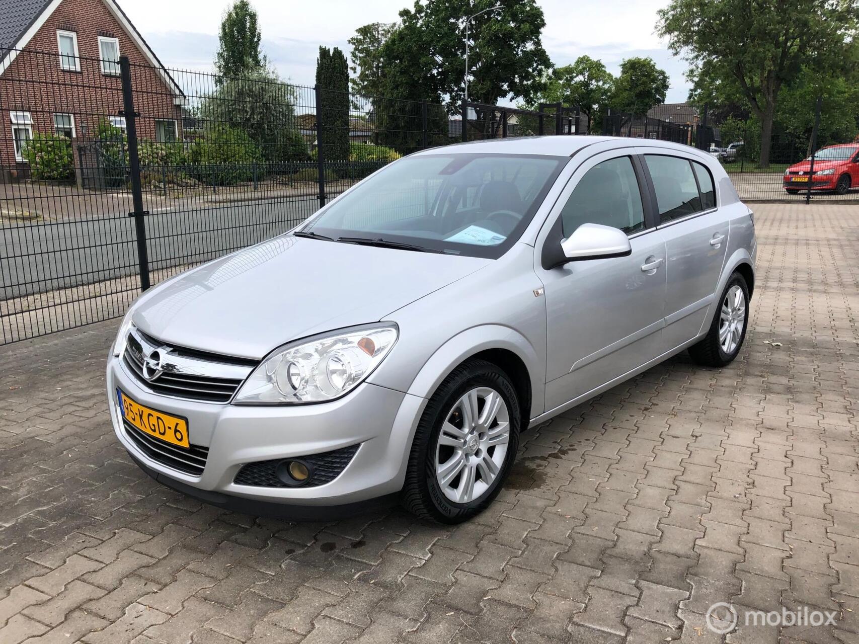 Opel Astra 1.6 Cosmo Leder Airco Navi Trh 2009 - voorkant