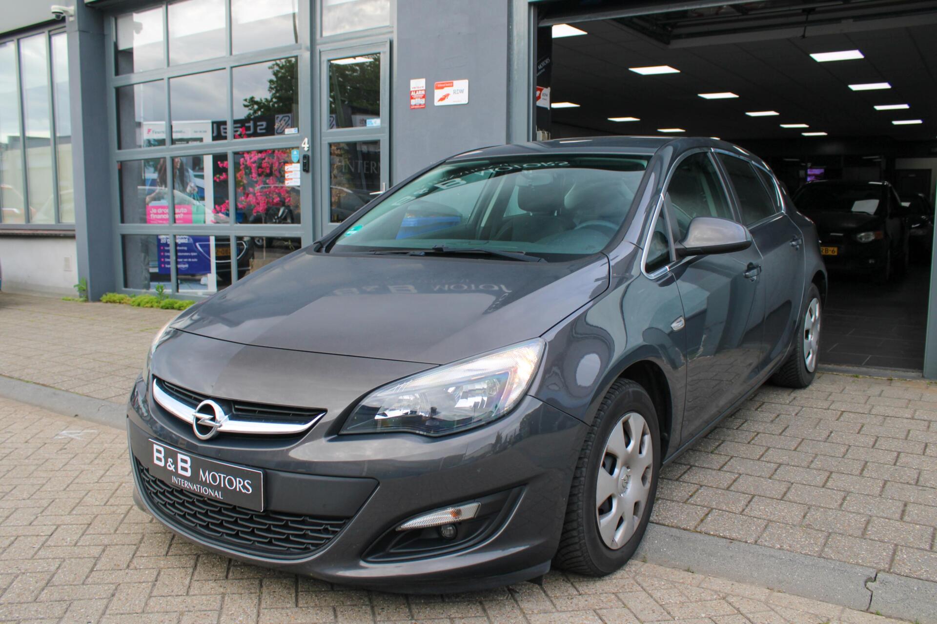 Opel Astra 1.4 Turbo Edition 2015 - voorkant