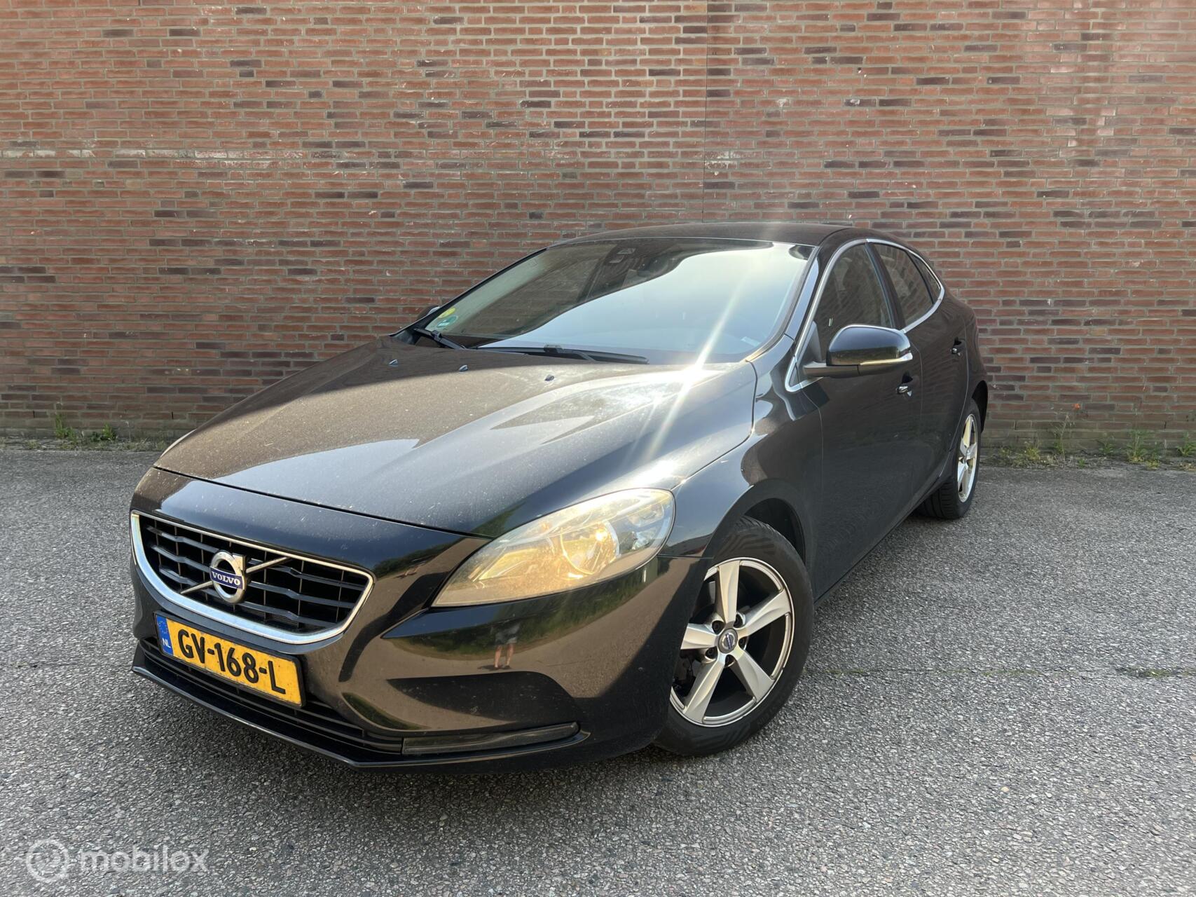 Volvo V40 2.0 D2 Momentum |Nap |Trekhaak |Navi |2x sleutel 2015 - voorkant