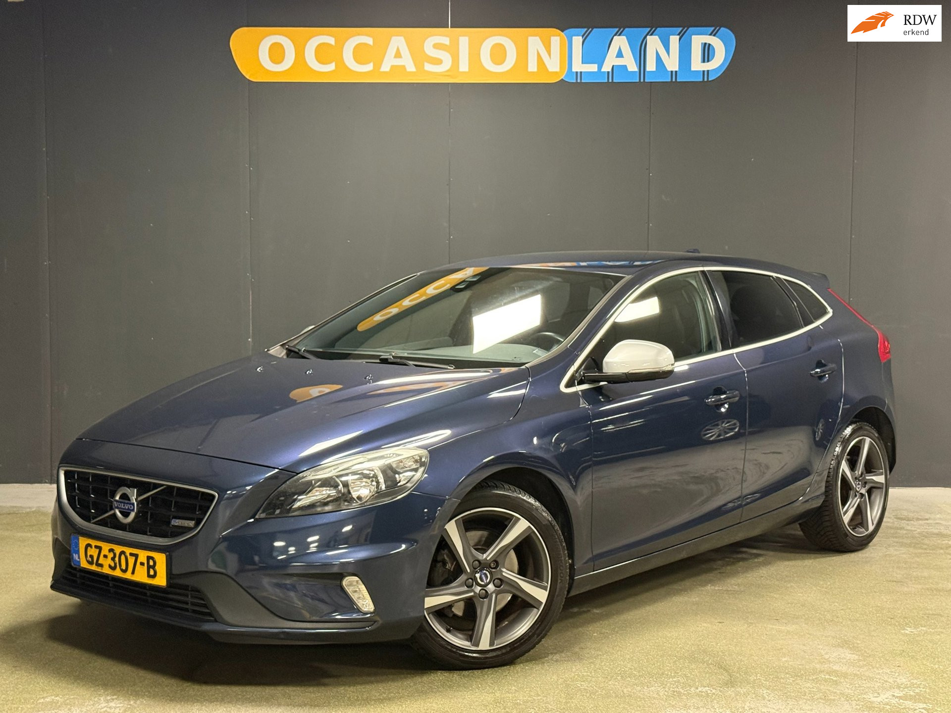 Volvo V40 1.6 T4 R-Design|TREKHAAK|CRUISE|BLUETOOTH|NAVI|17INCH| 2015 - voorkant