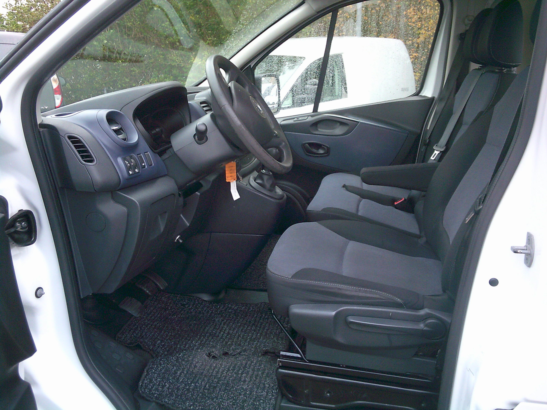 Foto van Opel Vivaro-b