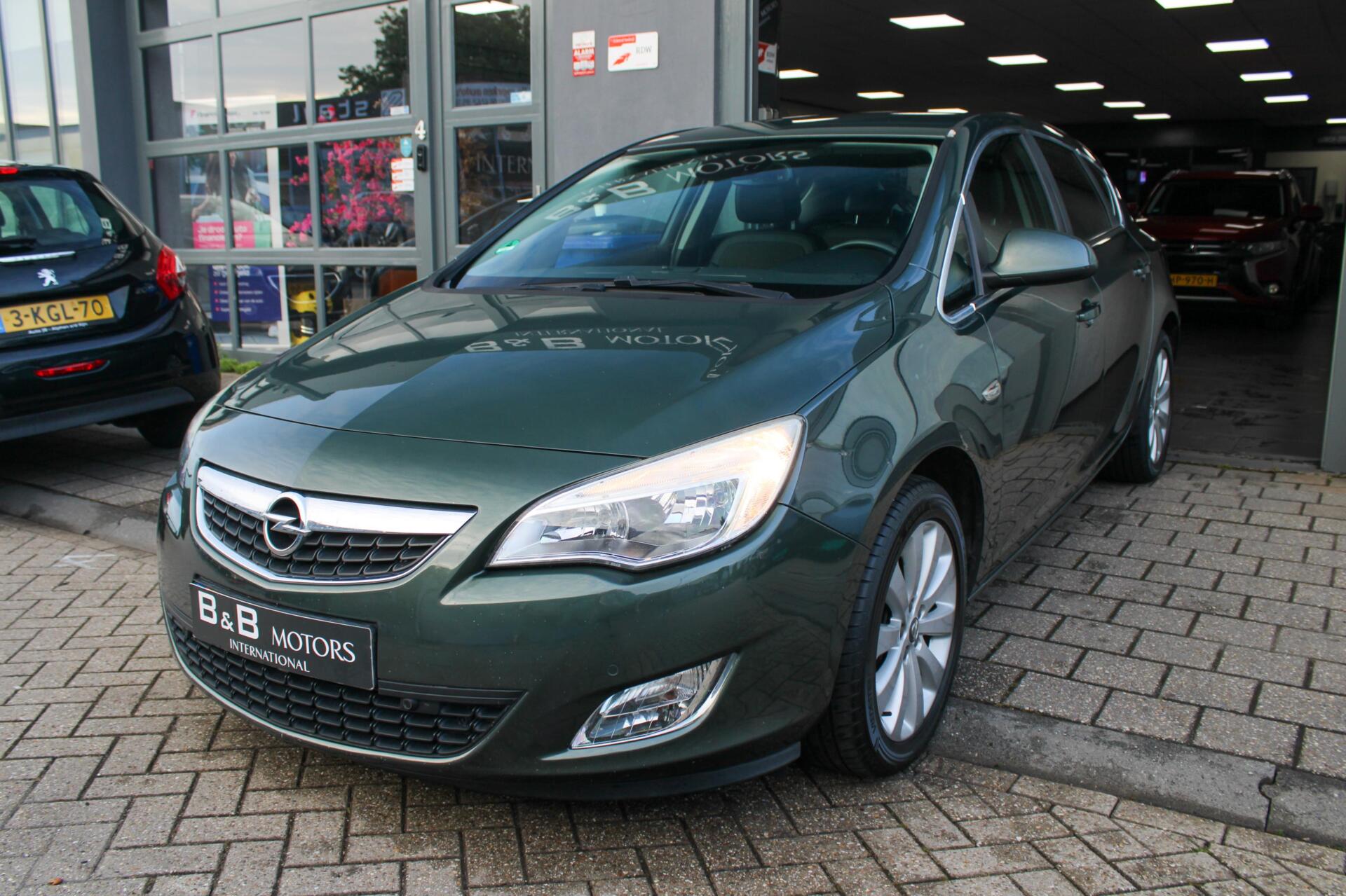 Opel Astra 1.4 Turbo 2011 - voorkant