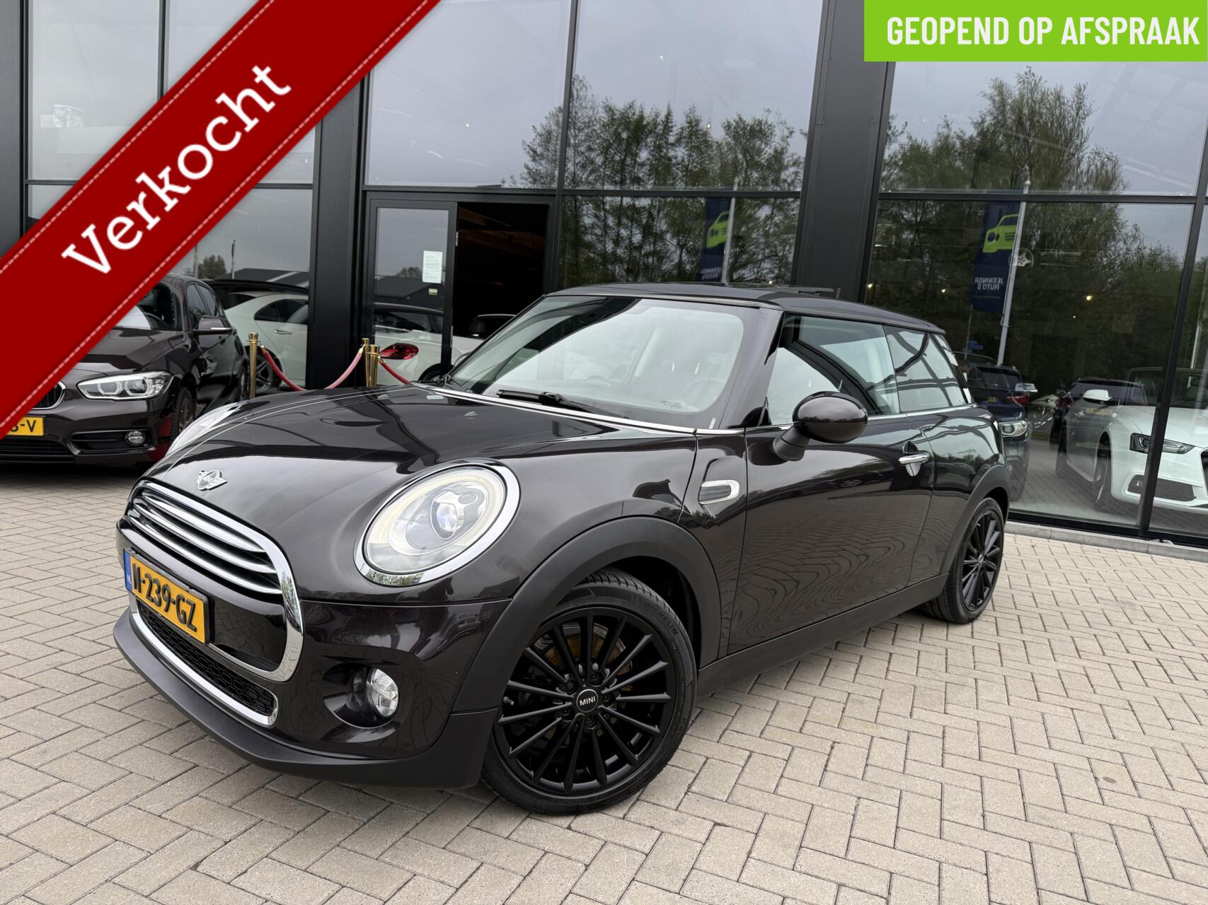 Mini Cooper 1.5 Cooper Chili Serious Business|Pano|Clima|Stoelverwarming 2015 - voorkant