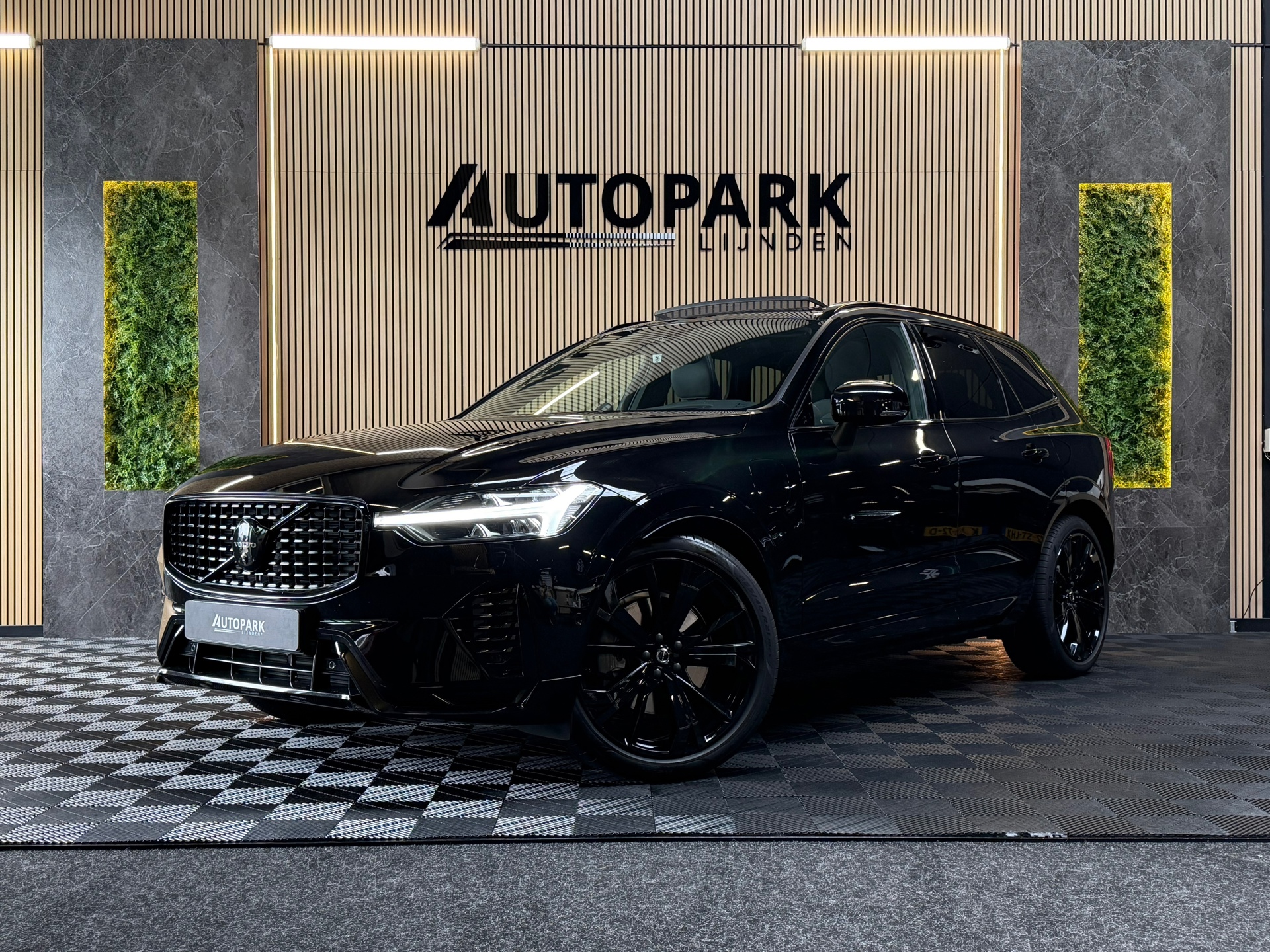 Volvo Xc60 2.0 T8 Plug-in-hybrid AWD BLACK EDITION PANO|BOWERS&WILKINS|HuD|360CAM|KEYLESS|MEMORY|LUCHTVERING|FABRIEKSGARANTIE|2025 2025 - voorkant