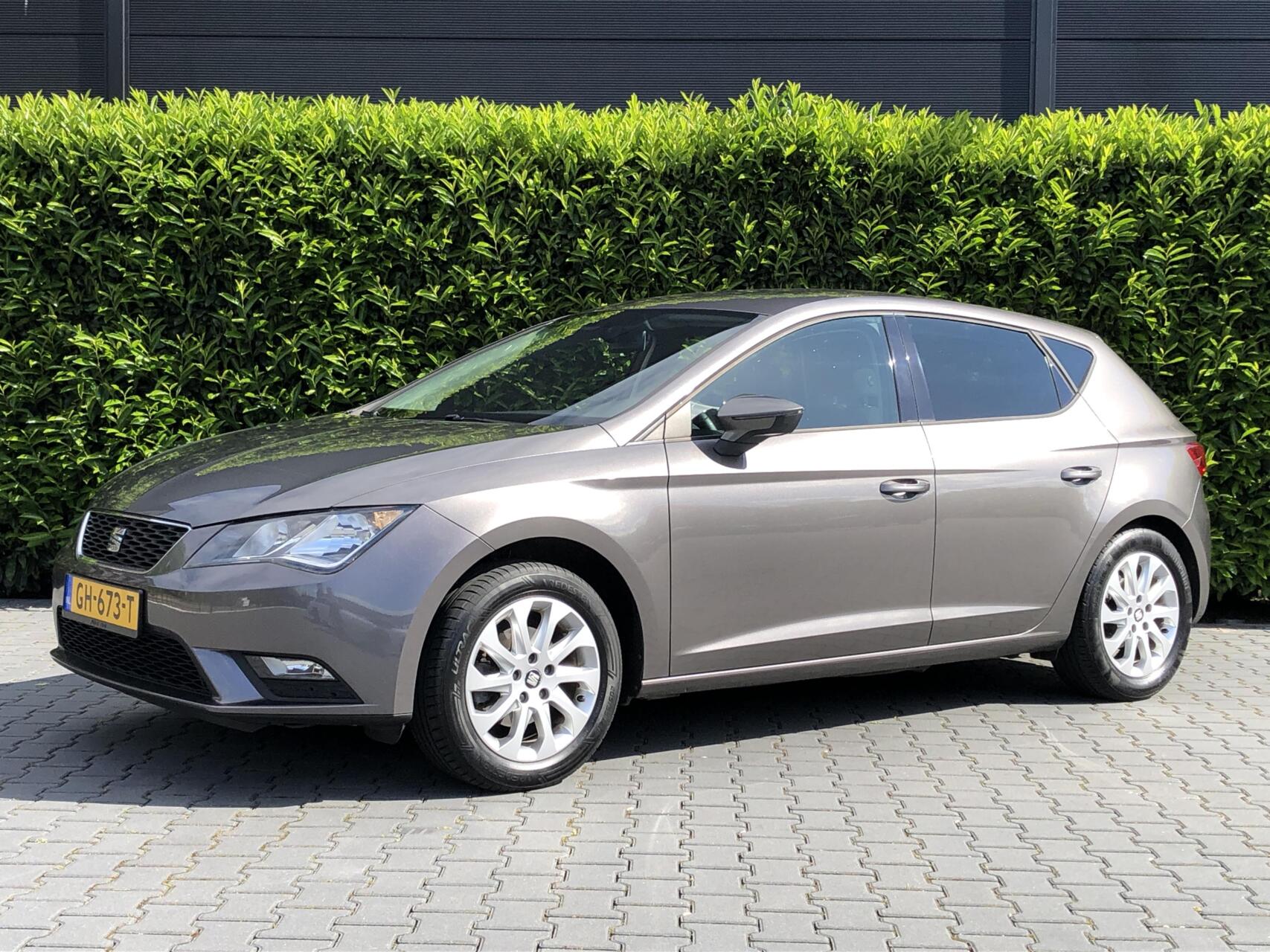 Seat Leon 1.2 TSI Reference, NAVIGATIE, ECC-AIRCO, CRUISE,  LM-VELGEN, TREKHAAK, PDC 2015 - voorkant