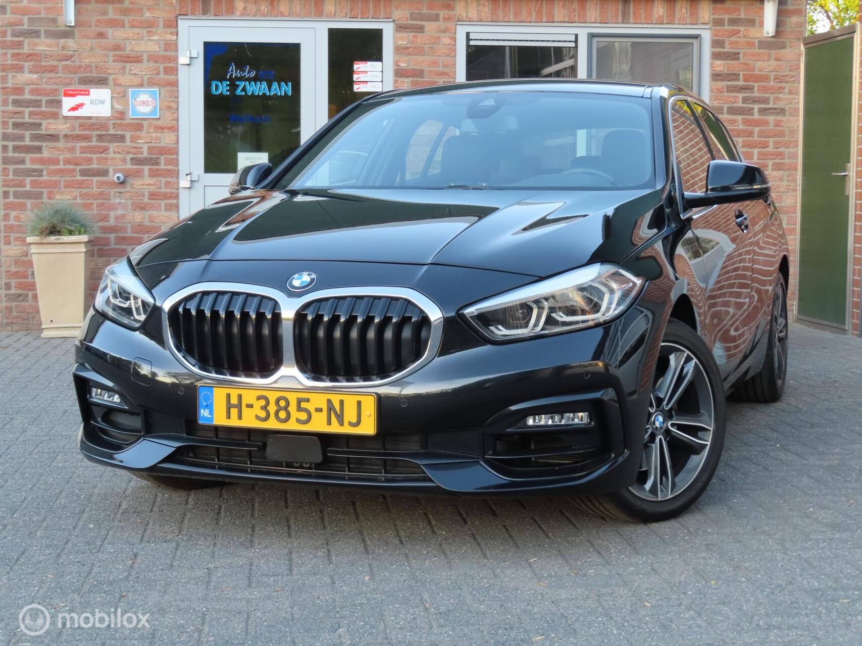 BMW 118i 118i Sport High Executive|Sport stoelen leder|Zwarte hemelbekleding|Stoelverwarming|Sfeerverlichting|Carplay. 2020 - voorkant