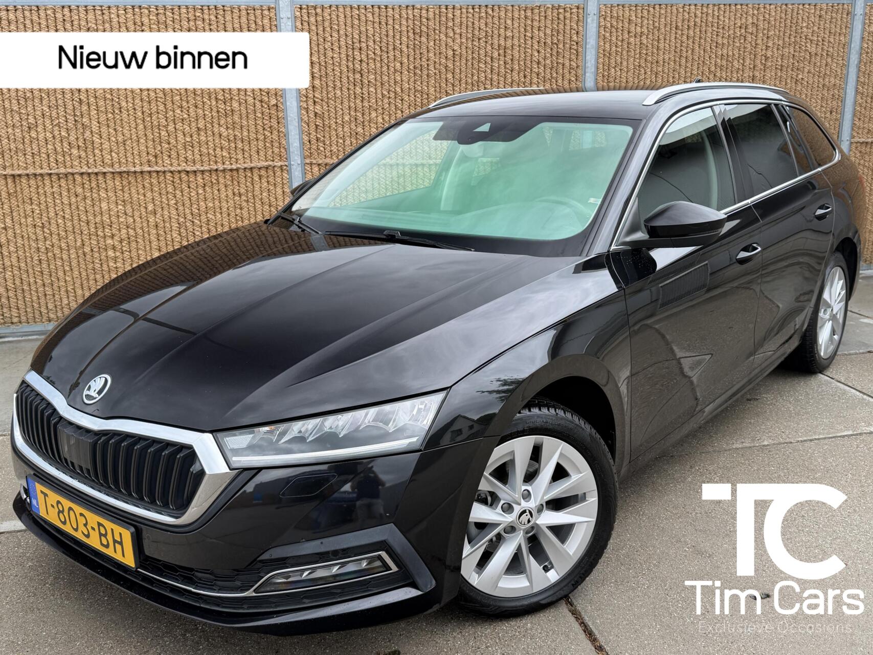 Skoda Octavia 1.0 e-TSI Business Edition Plus Automaat | LED verlichting | Stoelverwarming | Apple CarPlay/Android Auto | Climate control | Adaptieve cruise control | Verwarmde voorruit | Trekhaak | Parkeersensoren voor en achter 2023 - voorkant