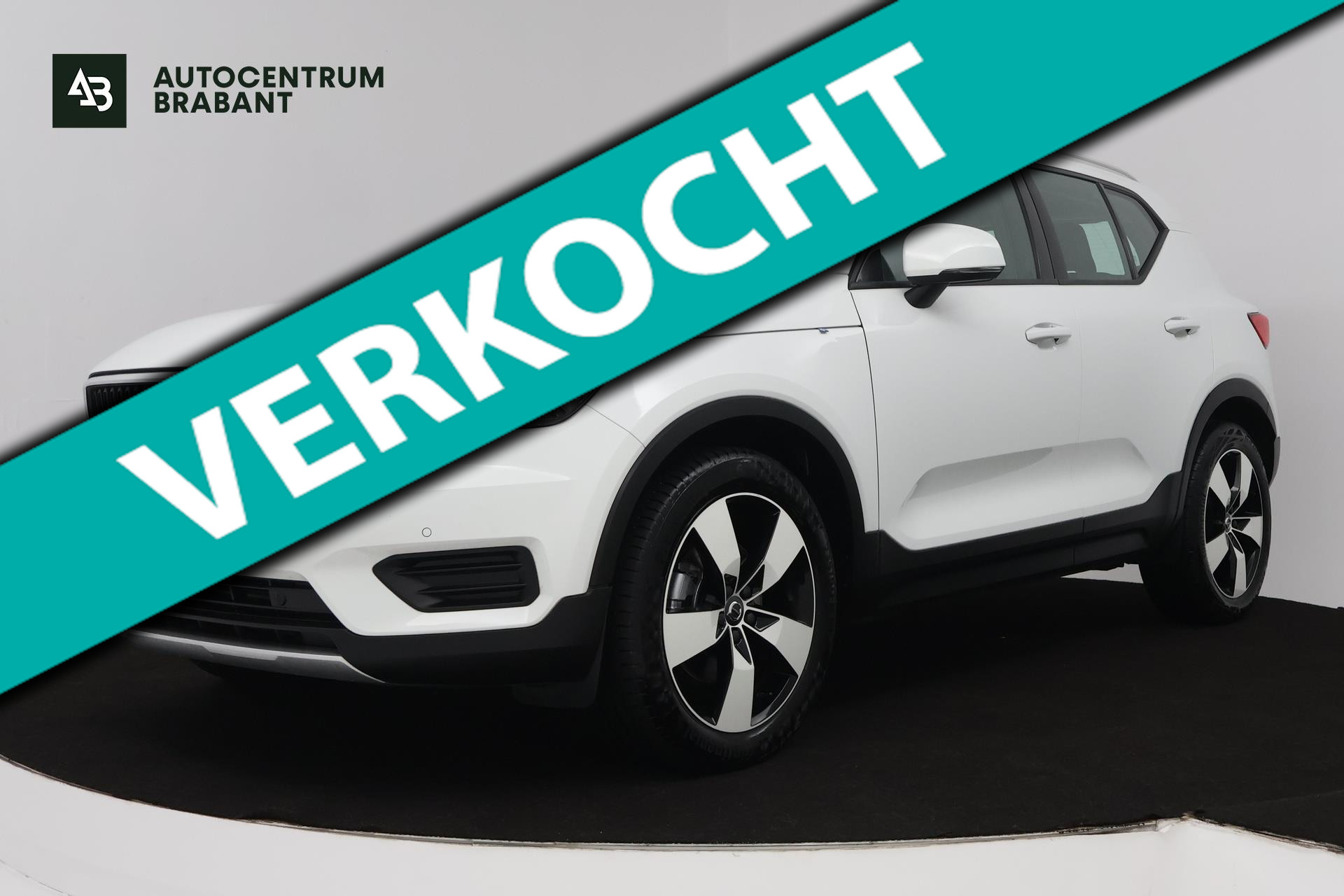 Volvo XC40 2.0 T4 Momentum (TREKHAAK, PANORAMADAK, DIGITALE COCKPIT, CAMERA, NAVIGATIE, ELEKTR STOELEN, PARKEERSENSOREN, NL-AUTO) 2018 - voorkant