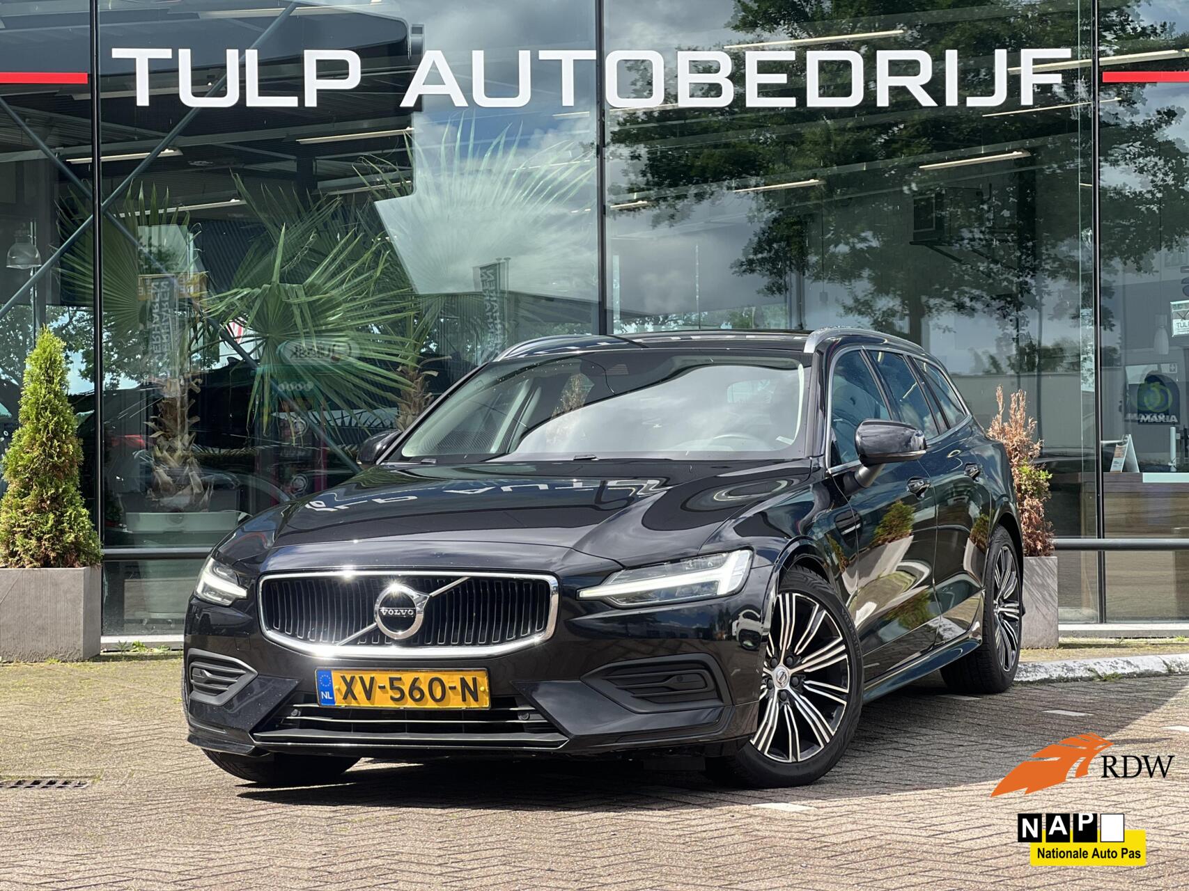 Volvo V60 2.0 D4 Momentum Automaat Clima Cruise Navi NAP 2019 - voorkant