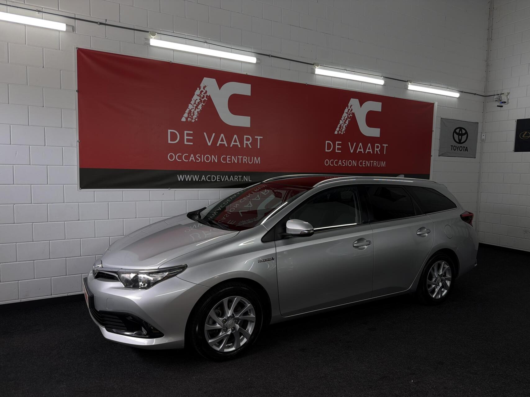 Toyota Toyota Auris 1.8 Hybrid Lease Pro - NAVI/CAMERA/PANODAK/NAP 2015 - voorkant