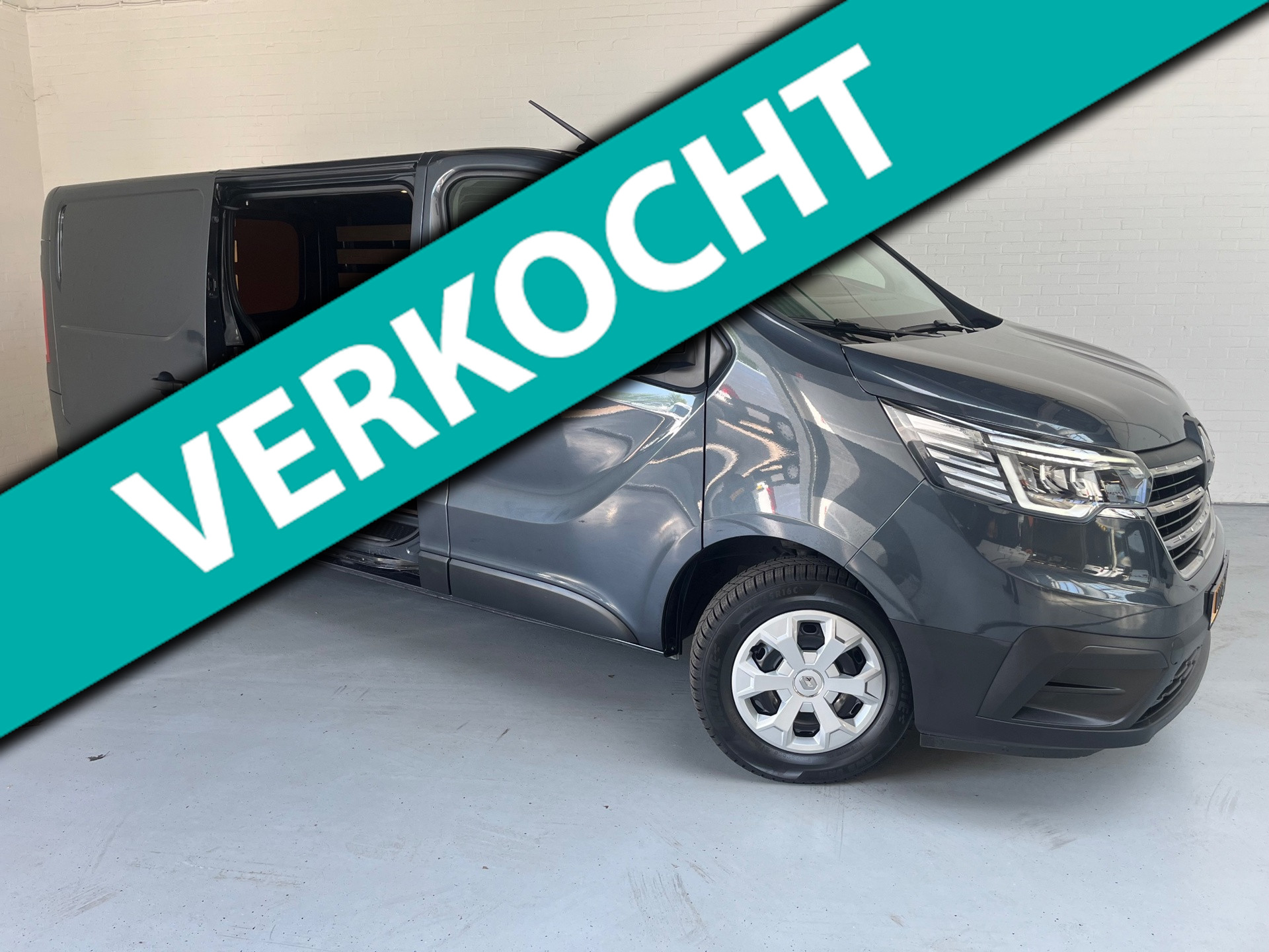 Renault Trafic 2.0 dCi 110pk euro6 T30 L2H1 Comfort 3Persoons, Airco, CruiseControl, Trekhaak, RIJKLAARPRIJS! NEDERLANDSE BUS! 2023 - voorkant