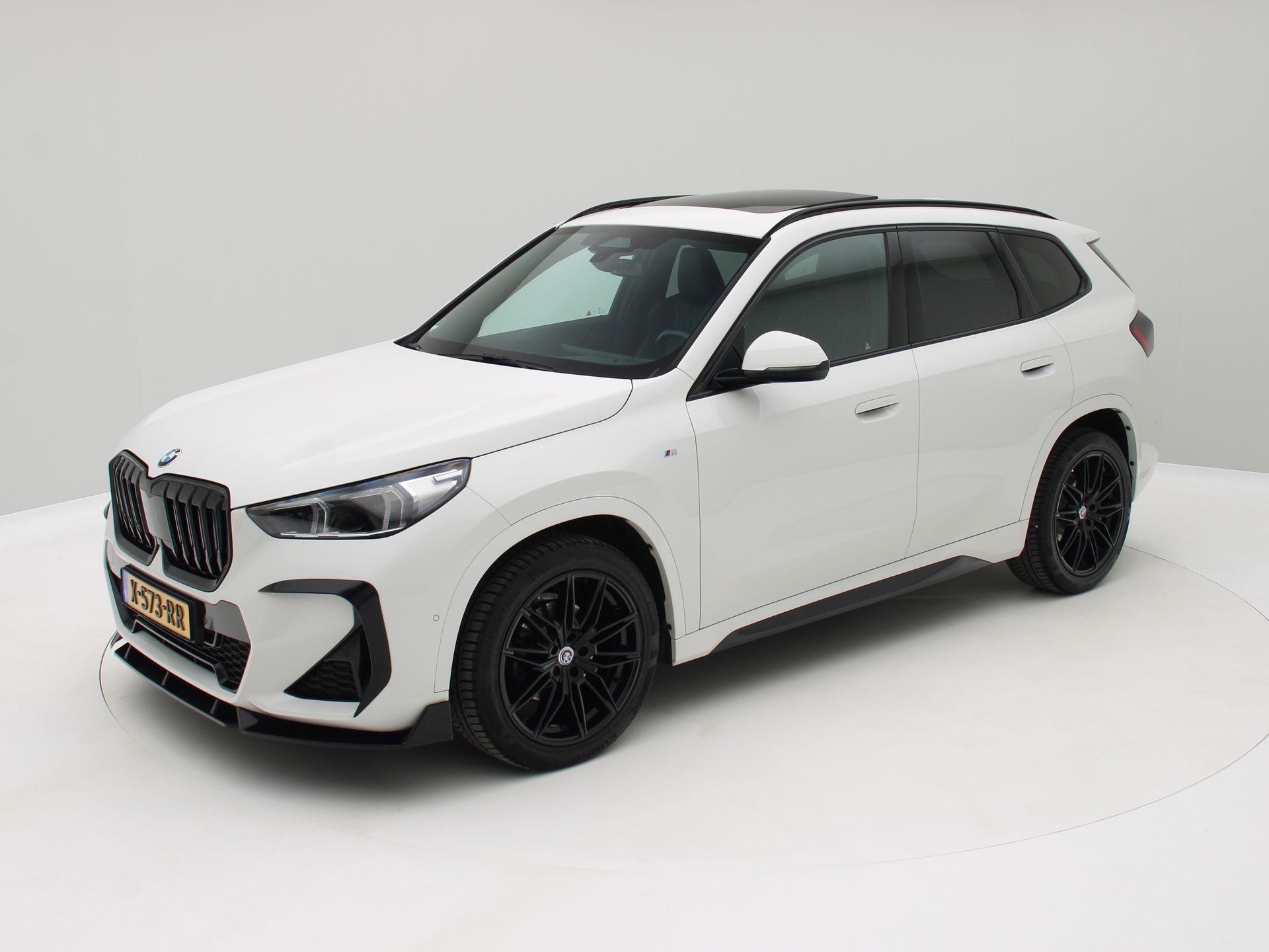 BMW X1 Sdrive18i sDrive18i M Sport Nieuwe type! / Panorama / Leder / HarmanKardon / Luxe! 2023 - voorkant