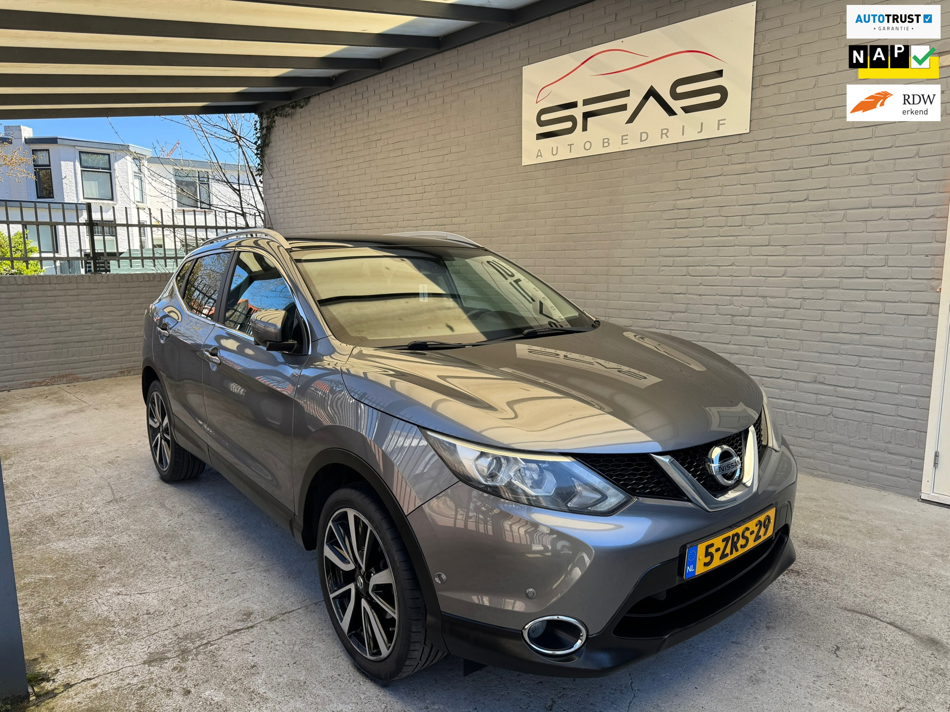 Nissan Nissan Qashqai 1.2 Connect Edition 116pk 2015 Grijs Full Option 2015 - voorkant