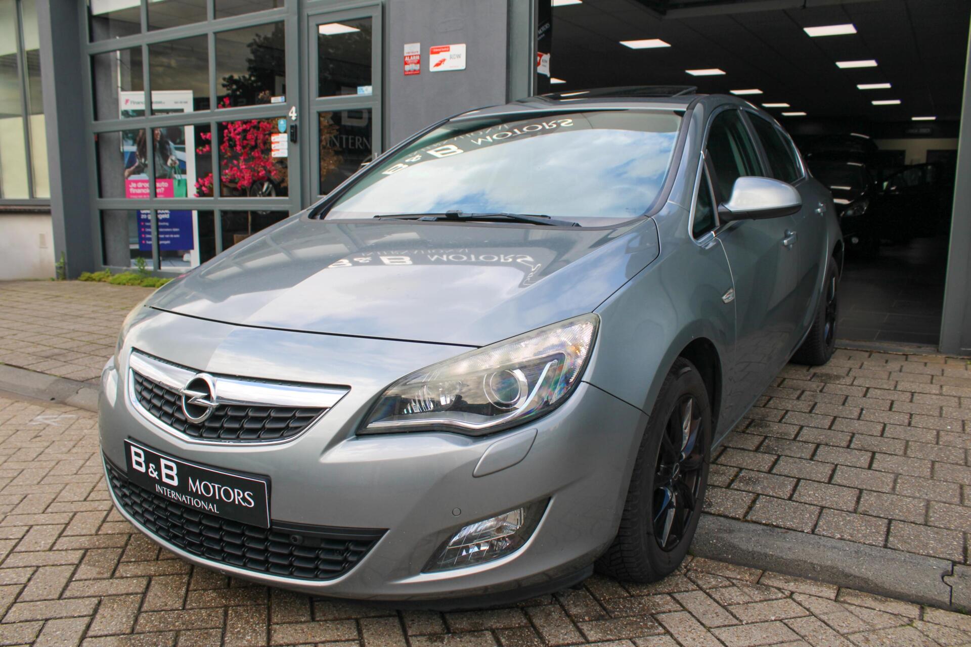 Opel Astra 1.4 Turbo Cosmo|PANO|CARPLAY|PDC|LEER|STOELV|VOL+ 2010 - voorkant