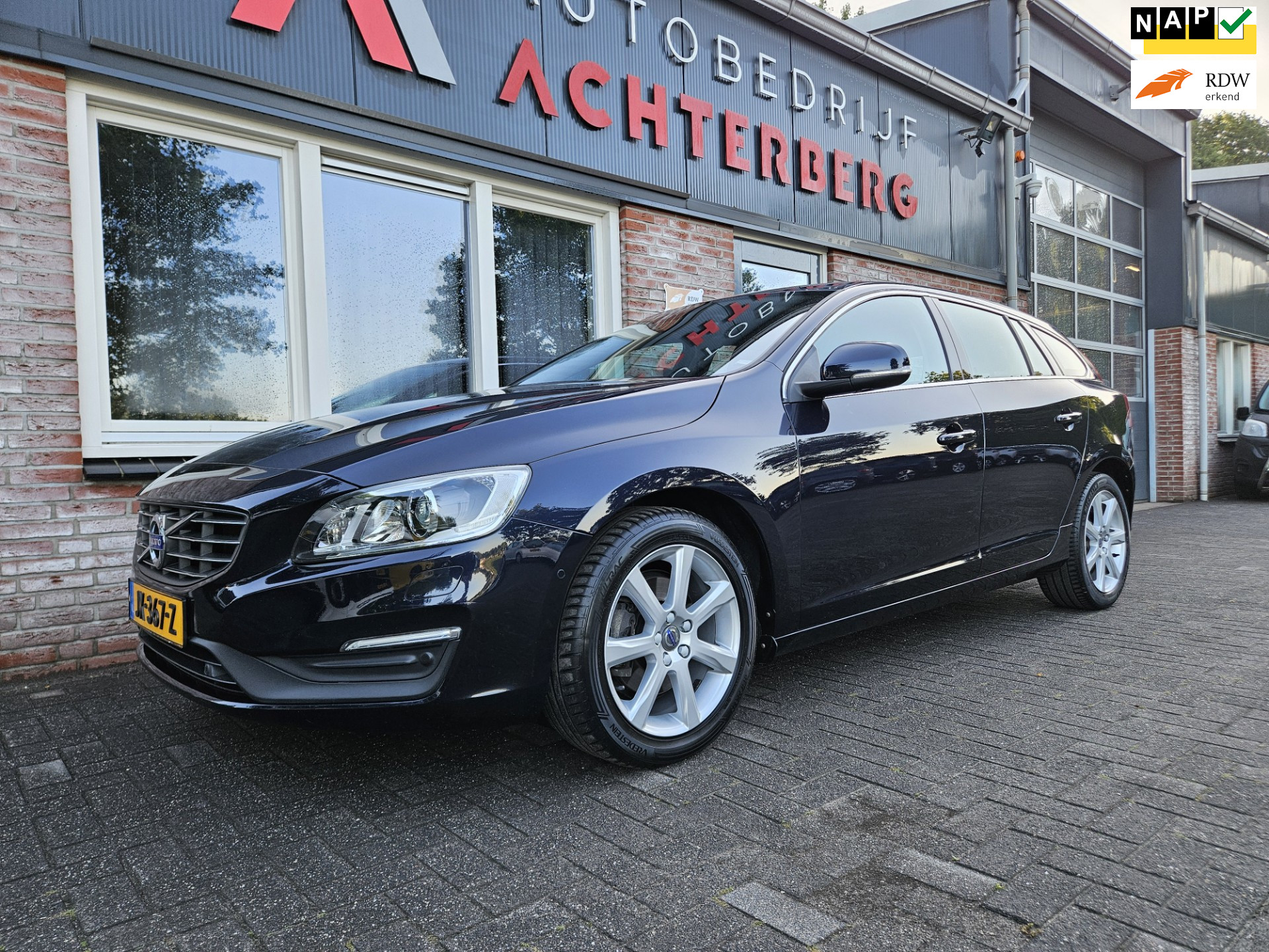 Volvo V60 1.5 T2 Nordic+ Automaat! Trekhaak! Xenon! NAP! PDC! Airco/Clima! Cruise Control! 2016 - voorkant