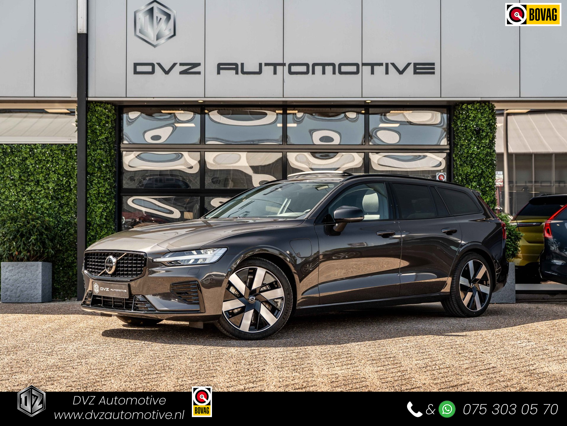 Volvo V60 2.0 T6 PHEV 350PK AWD Plus Dark |100% | Pano | Surround View | H/K Sound 2025 - voorkant