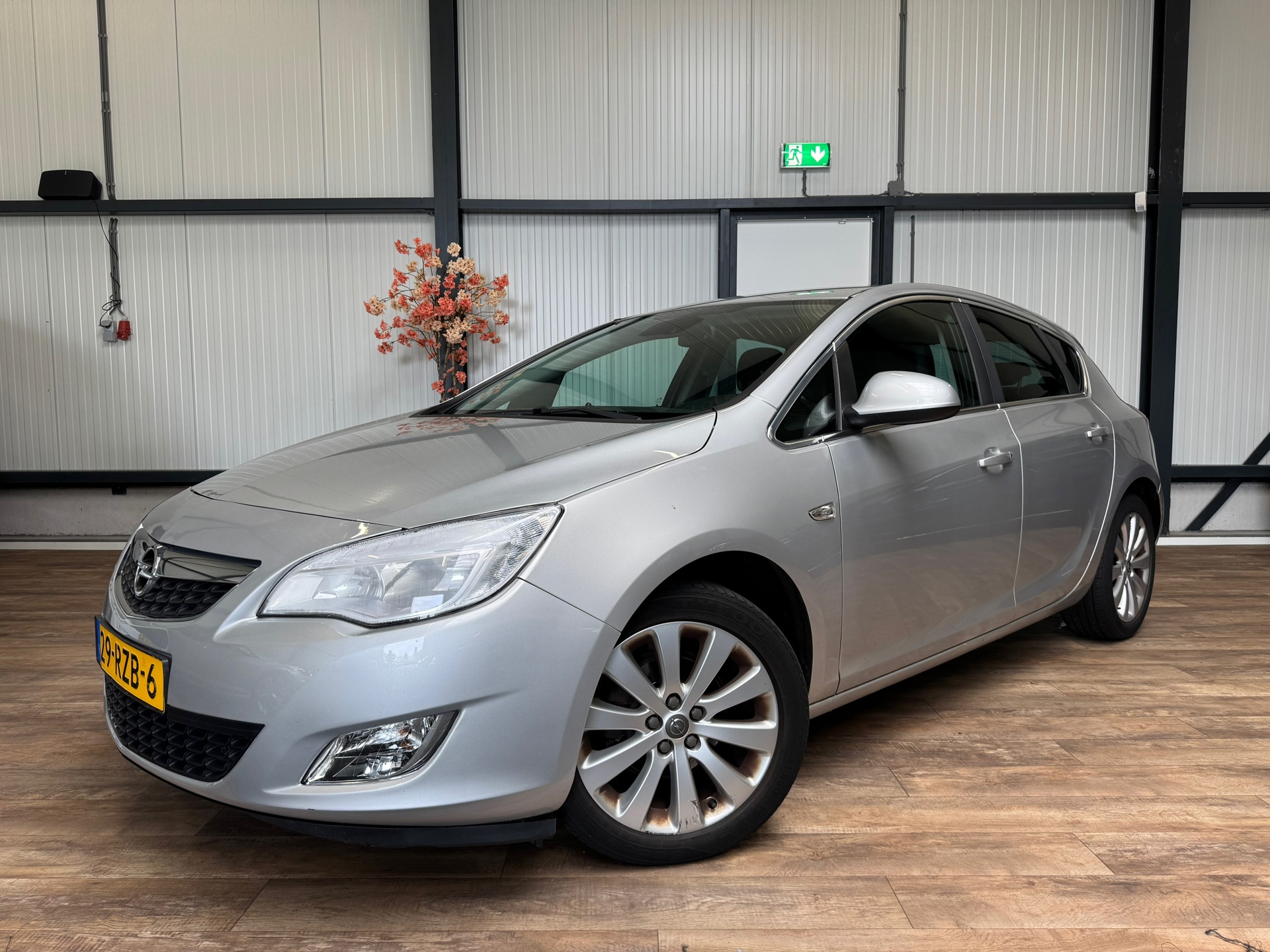 Opel Astra 1.4 Turbo Cosmo / CLIMA / NAVI / CRUISE / 2011 - voorkant