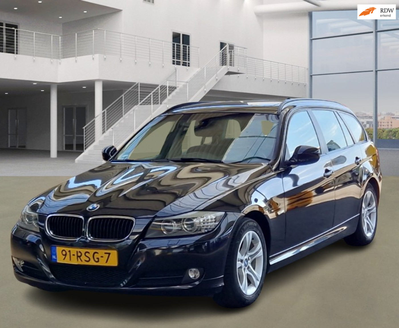 BMW 318i 318i AUT PANO NAVI PSENSOR LEDER CRUISE TREKHAAK 2 X SLEUTELS 2010 - voorkant