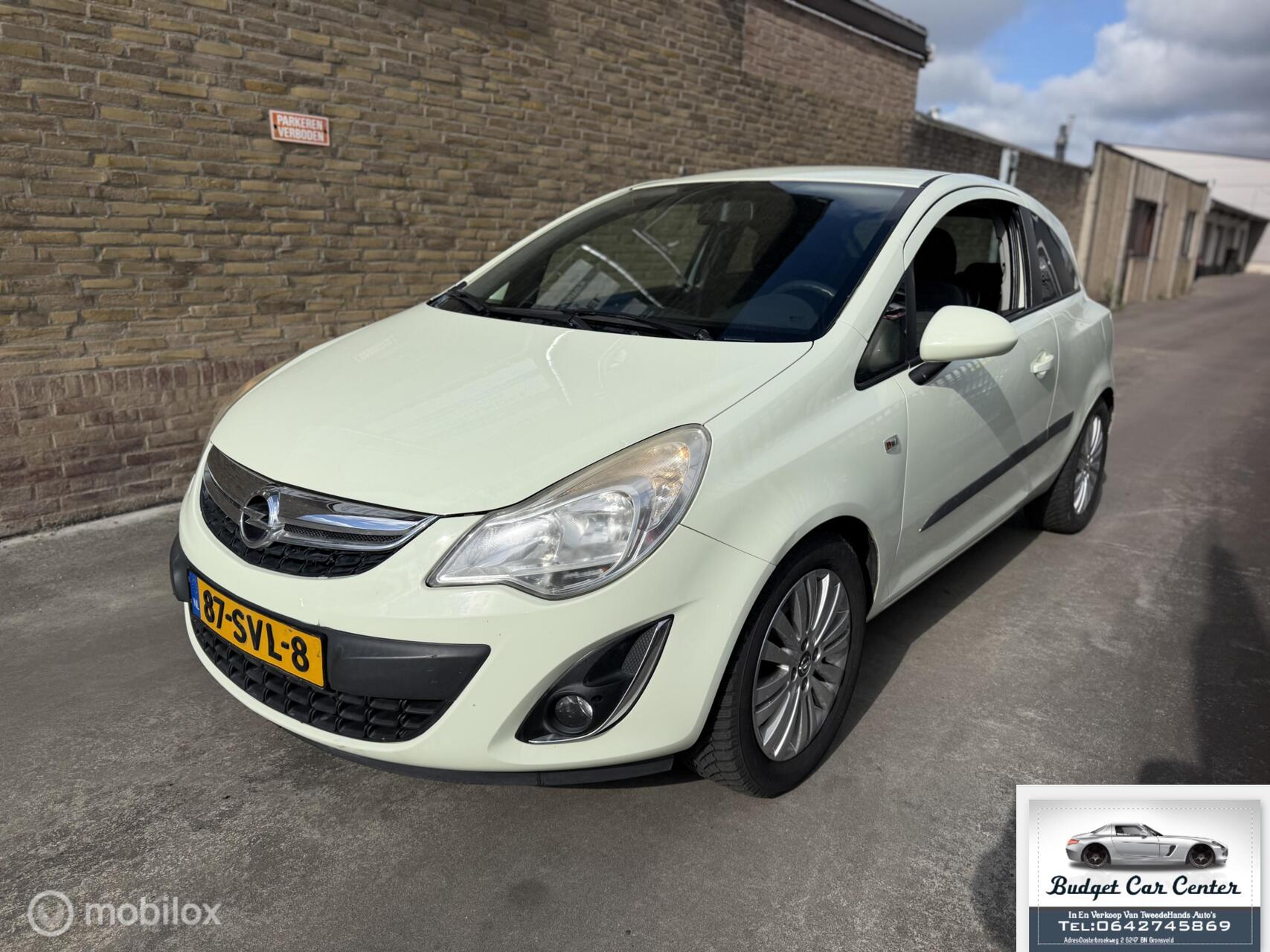 Opel Corsa 1.2-16V Cosmo. Airco 2011 - voorkant