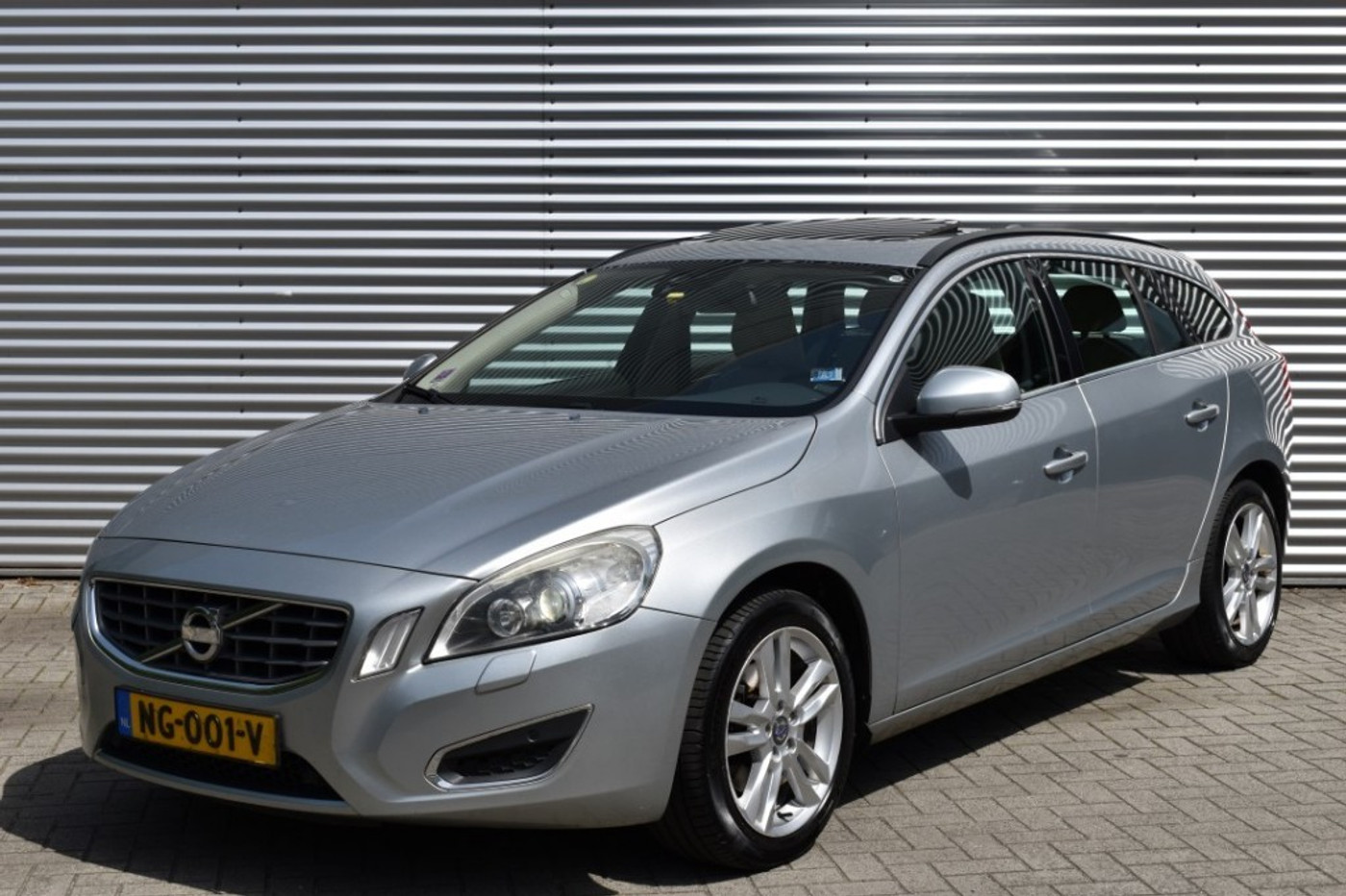 Volvo V60 2.0 D3 HG6 / LEDER / SCHUIFDAK / LEDER / EL. STOELEN 2013 - voorkant