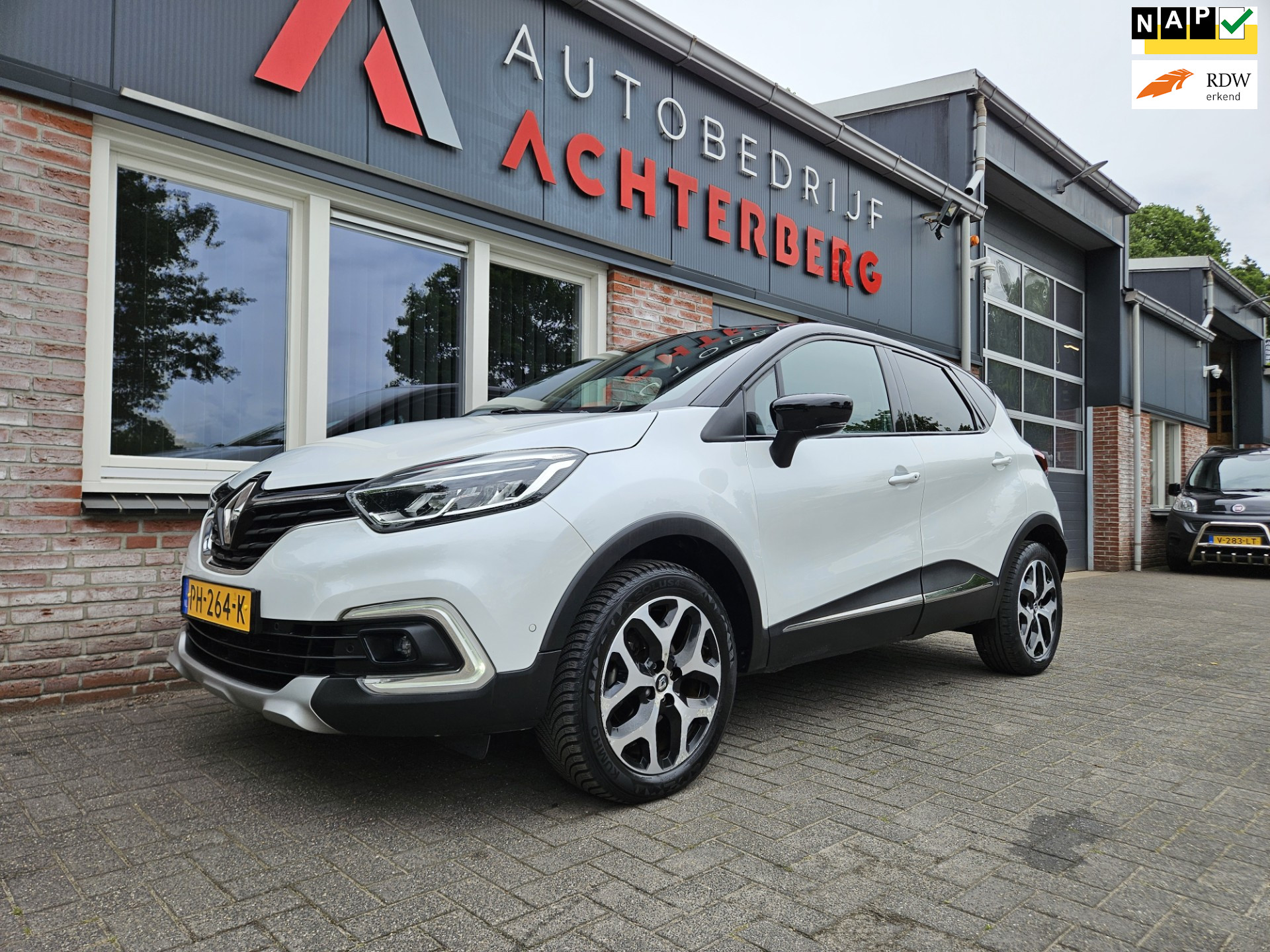 Renault Captur 1.2 TCe Intens Trekhaak! Camera! Navigatie! Airco/Clima! NAP! Nette Auto! 2017 - voorkant