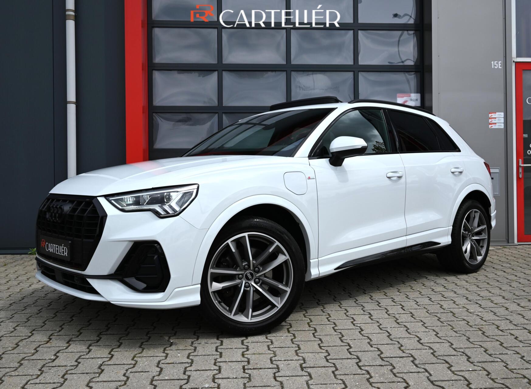 Audi Q3 E-tron 45 TFSI e 3x S-Line 245PK | Pano | Trekhaak | Alcantara | Keyless | Digitaal Dash | Matrix Led | Stoelverwarming  | Dodehoek detectie | Carplay / Android Auto | Adaptive Cruise | Lane Assist 2021 - voorkant