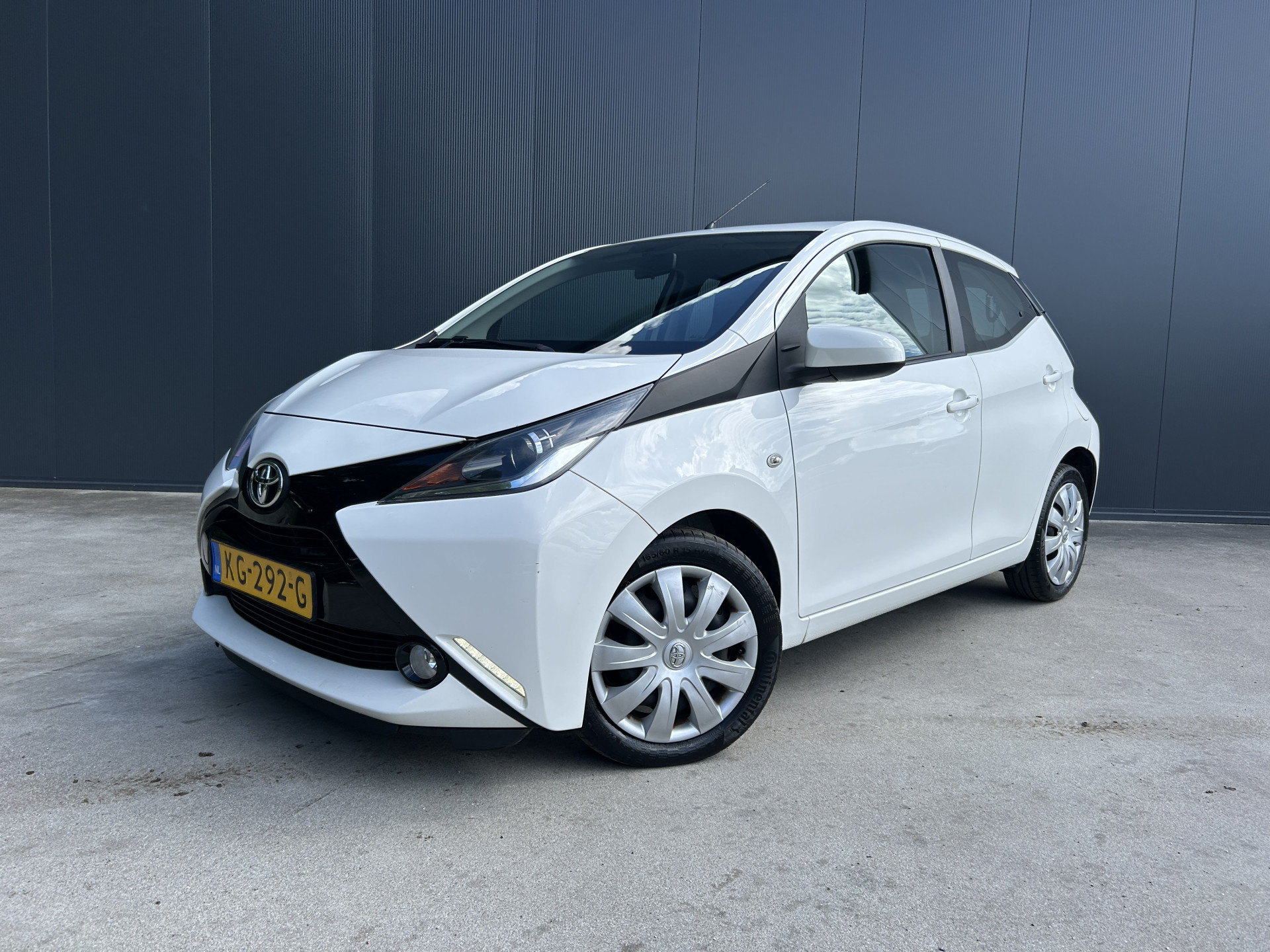 Toyota Toyota Aygo 1.0 VVT-i x-play  1e EIGENAAR AIRCO CAMERA LED 2016 - voorkant