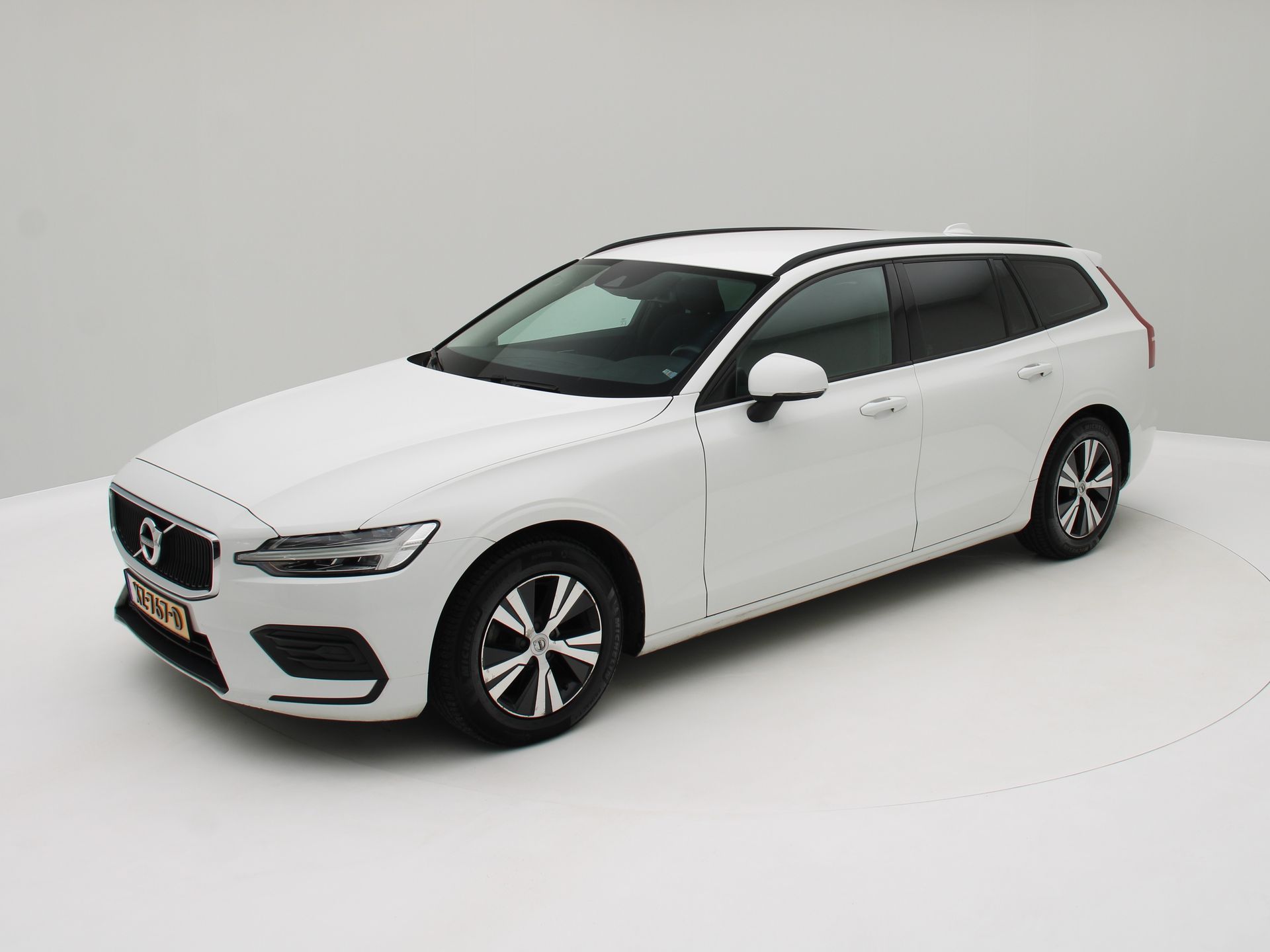 Volvo V60 2.0 D3 BTW Auto! / Origineel NL 2019 - voorkant