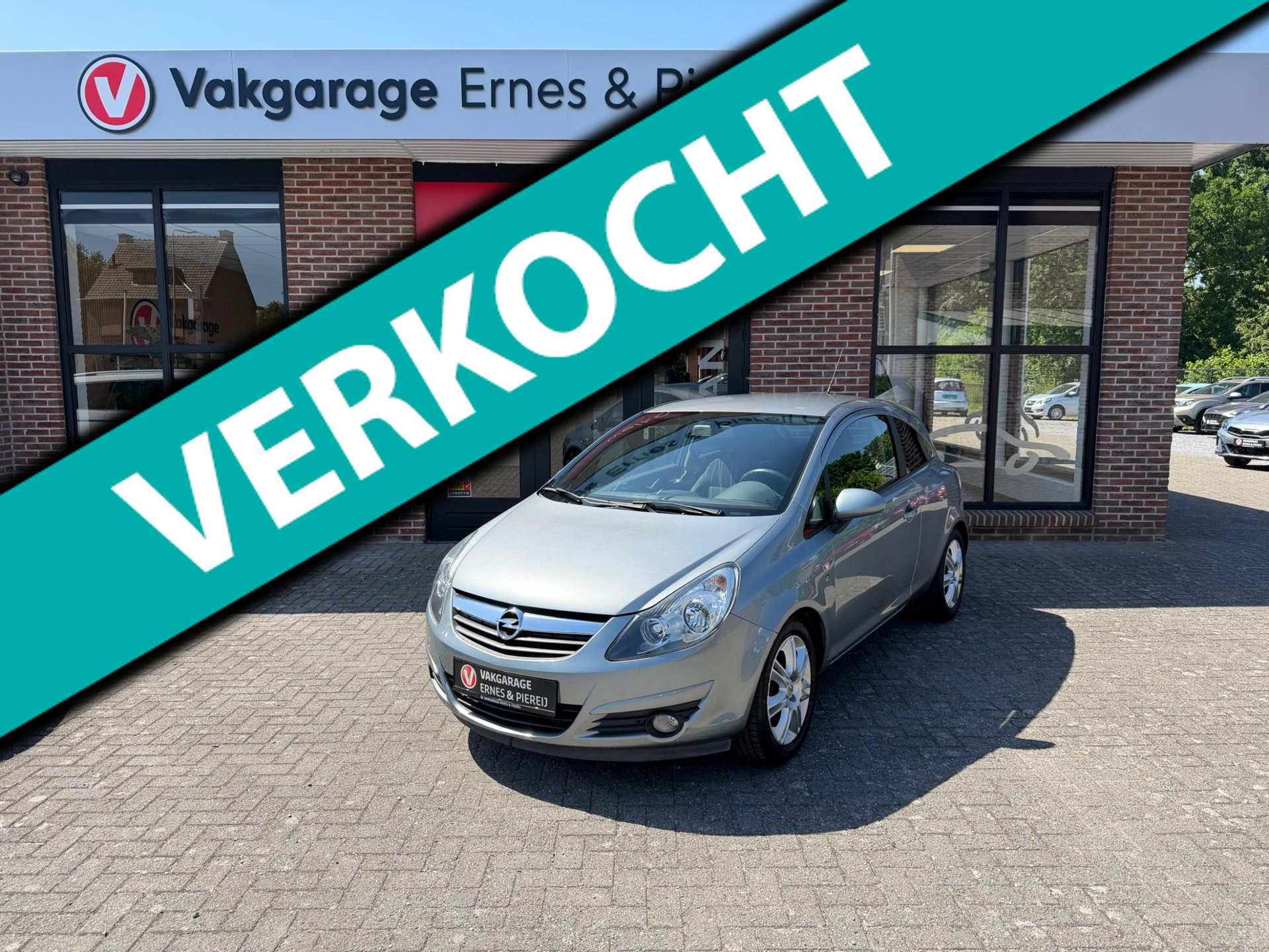 Opel Corsa 1.2-16V '111' Edition 2010 - voorkant