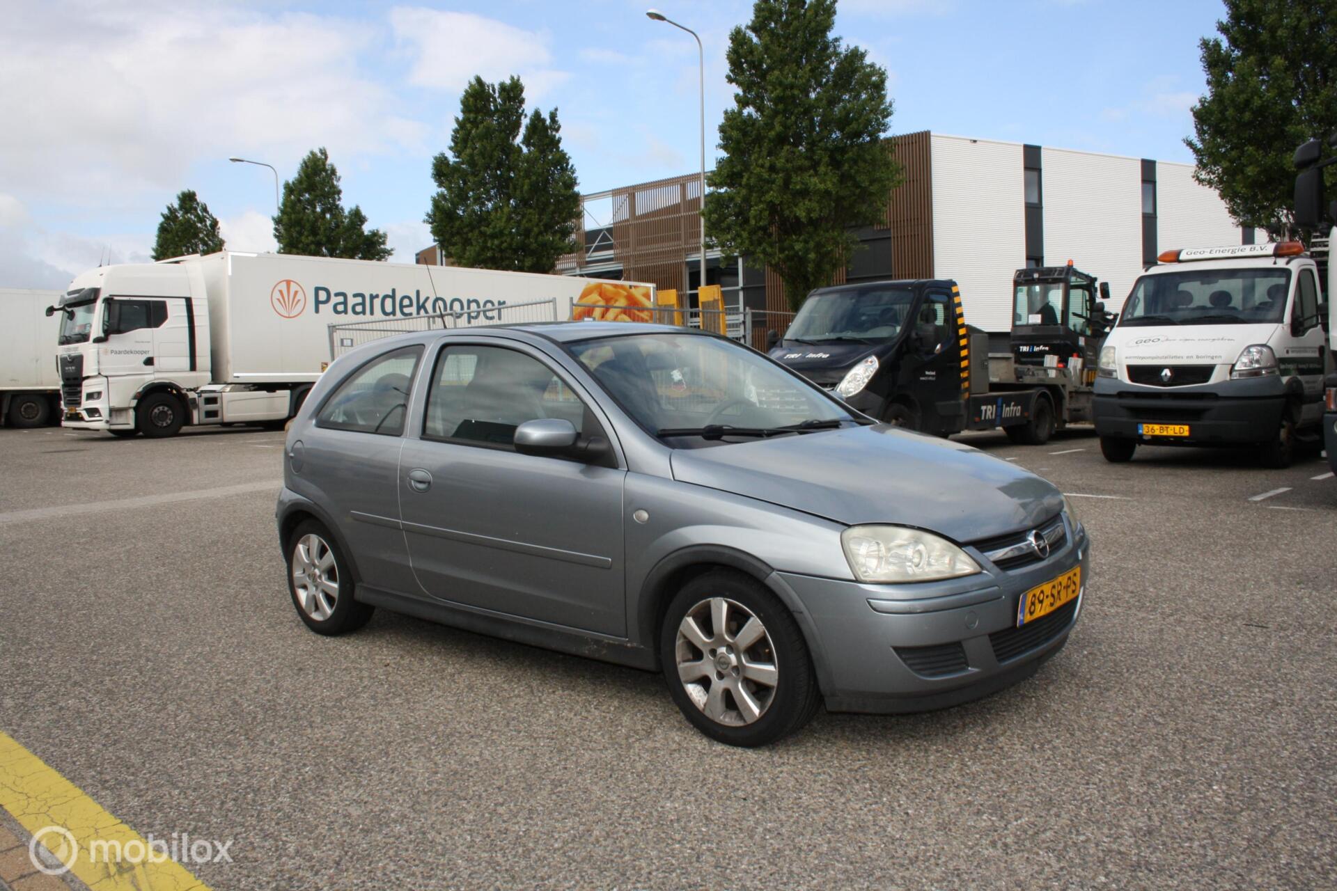 Opel Corsa-c 1.2-16V Silverline NAP werkende Airco nieuwe APK 2006 - voorkant