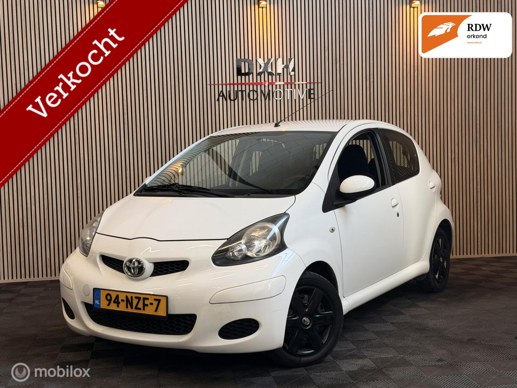 Toyota Toyota Aygo 5D 1.0 Dynamic Navigator APK-2027 NAVI BT AIRCO 2011 - voorkant