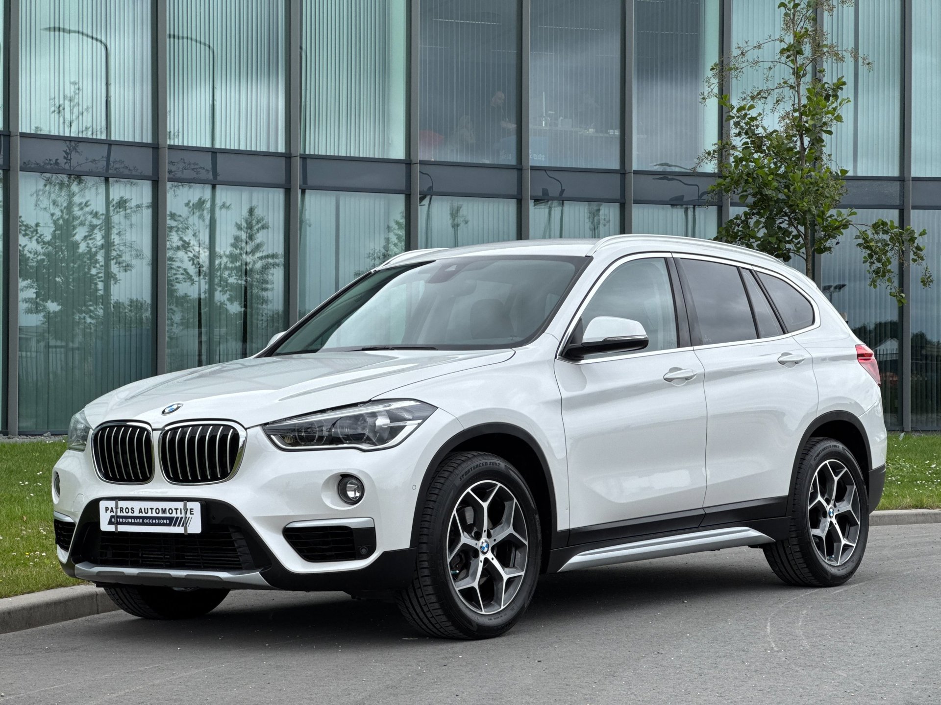 BMW X1 Sdrive18i SDrive18i High Executive xLine // Automaat // Leder // Head-Up // Stoelverwarming 2019 - voorkant