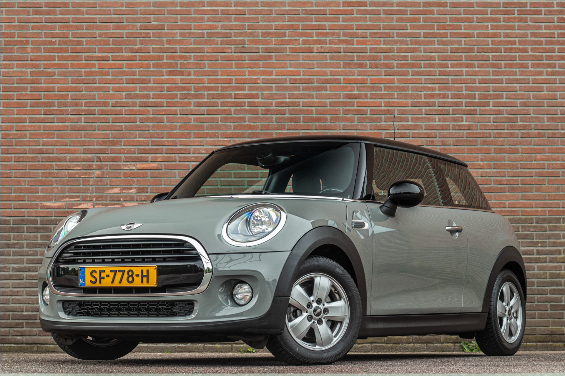 Mini Cooper 1.5 Business, 65.000km NAP, Half leder, Keyless, PDC, Climate control, Navigatie, Cruise control. 2018 - voorkant