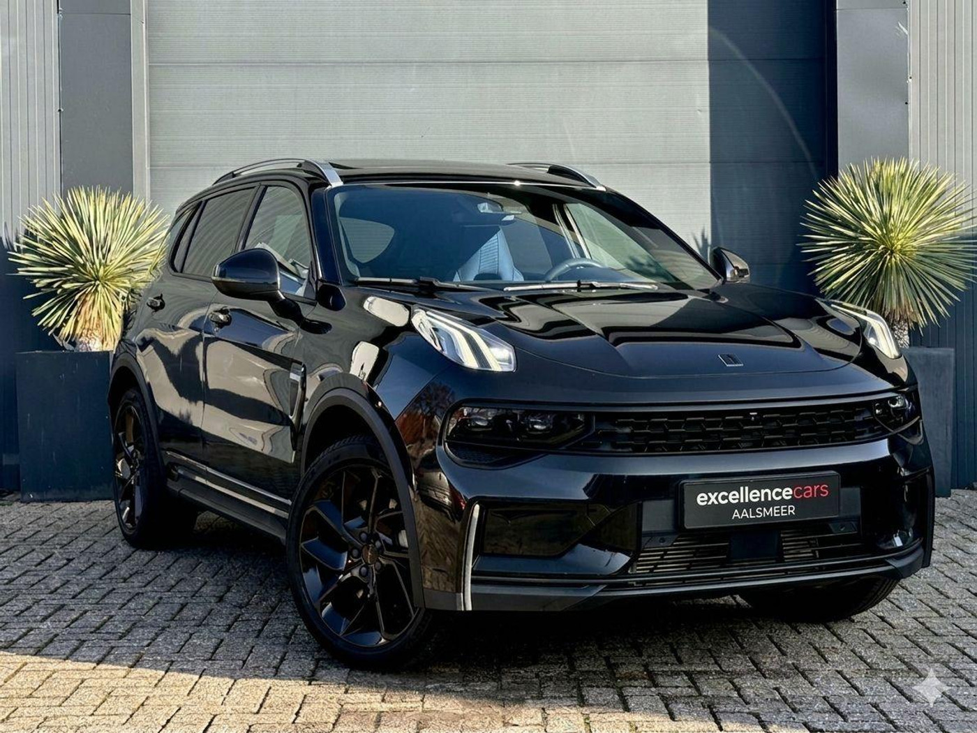 Lynk&co LYNK & Co 01 1.5 Plug-In|Vol Black Edition|Zwarte Hemel|Pano 2023 - voorkant